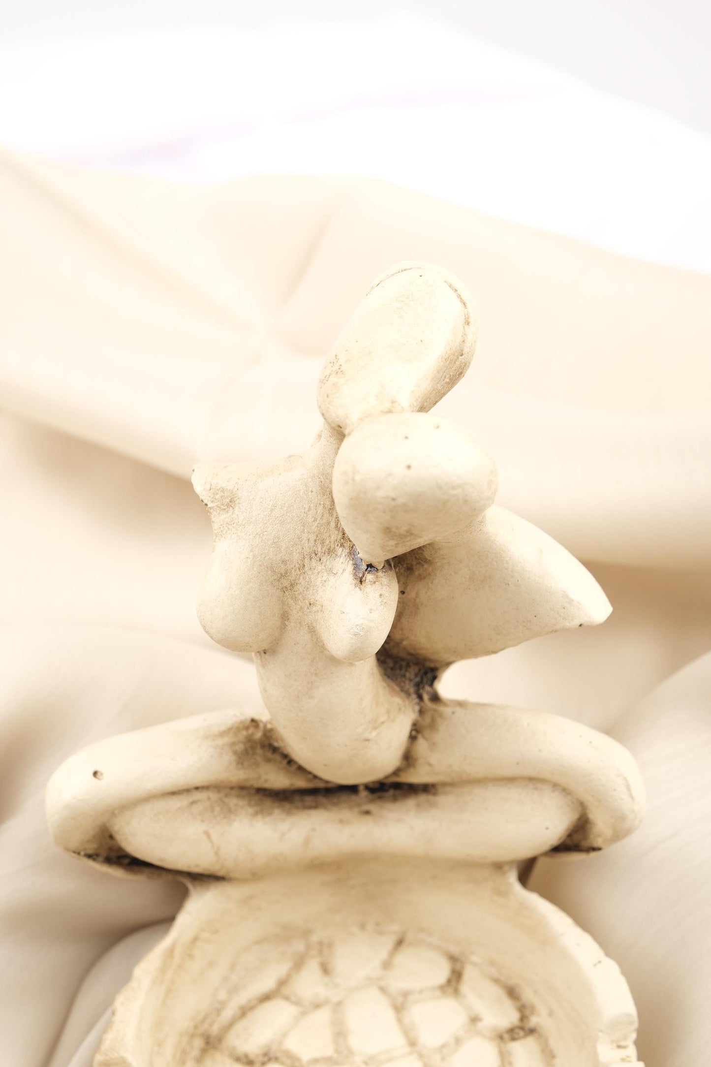 Embrace Couple Ashtray, Exotic Sensual Sculpture for Smokers, Handmade Romantic Tray Artistic Gift for Home, 12.5x9x9.5cm White