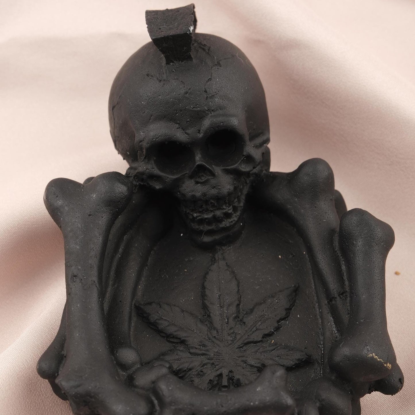 Marijuana Leaf & Skeleton Mini Ashtray , 12.5 cm and 5 in | Gladiator Skull Design, Unique Resin Smoking Accessory, Gothic Decor Gift