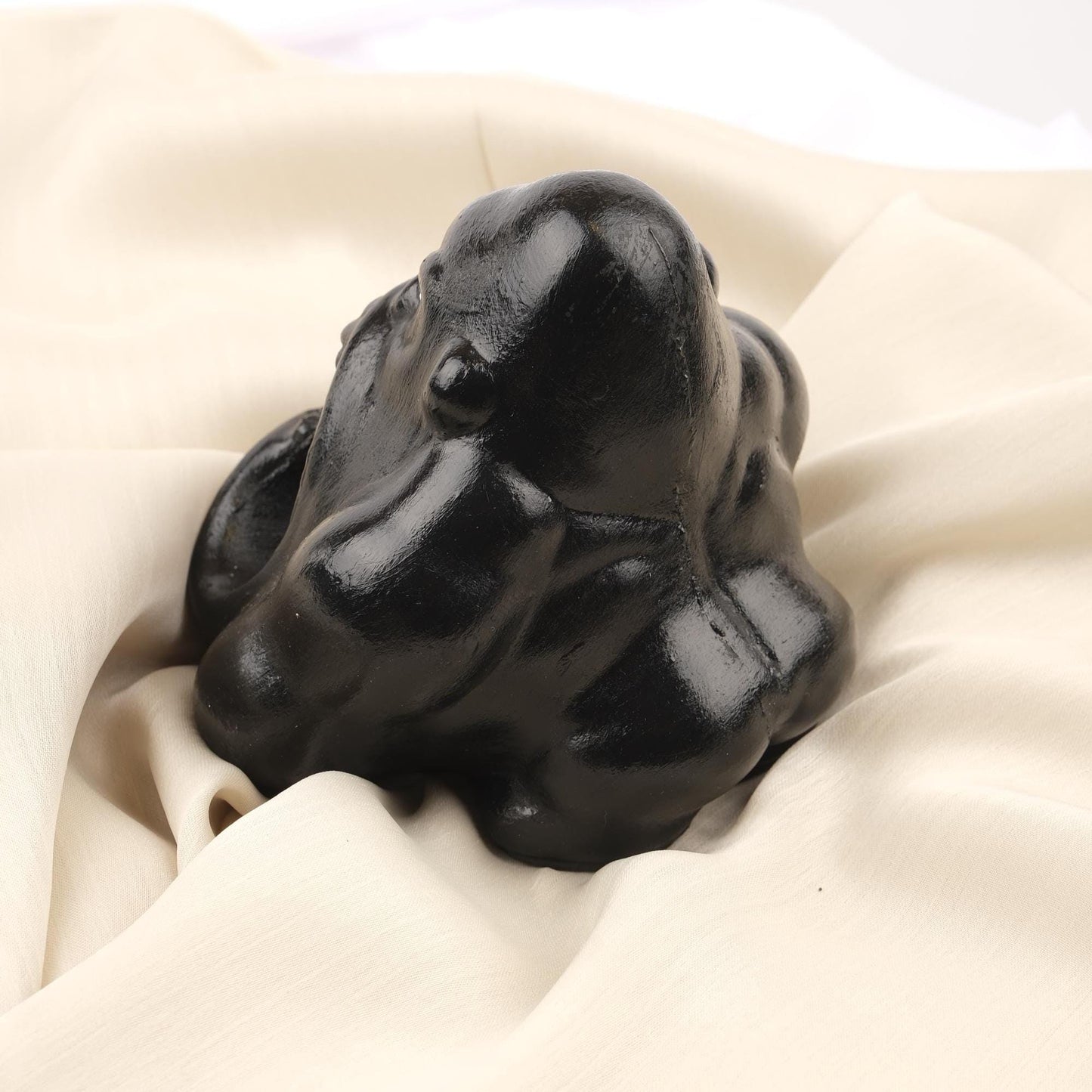 Black Gorilla Ashtray, Bold Wild Animal Head Design, Fierce Jungle Decor Piece for Smokers Handmade Beast Style Gift, 13x13x13cm