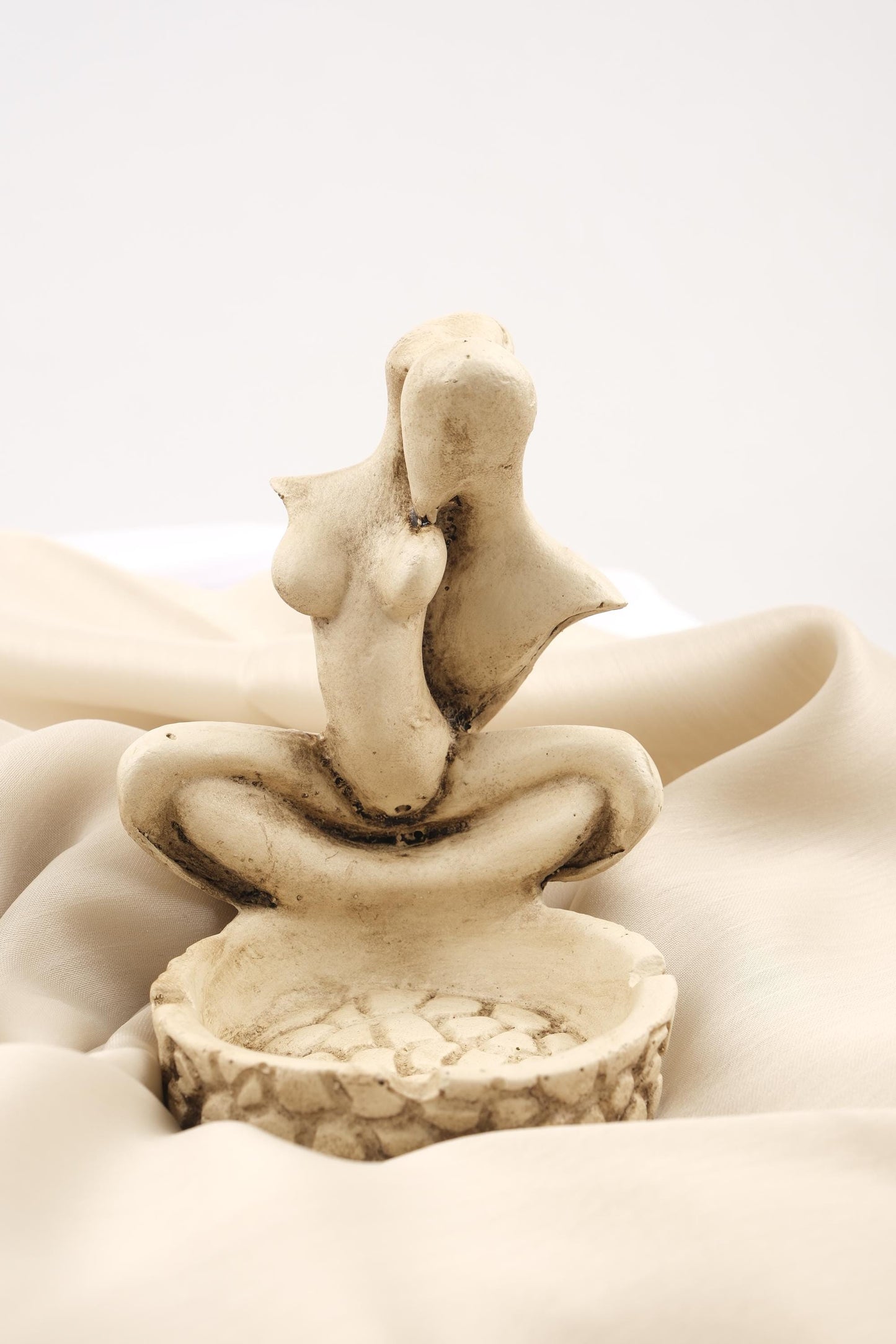 Embrace Couple Ashtray, Exotic Sensual Sculpture for Smokers, Handmade Romantic Tray Artistic Gift for Home, 12.5x9x9.5cm White