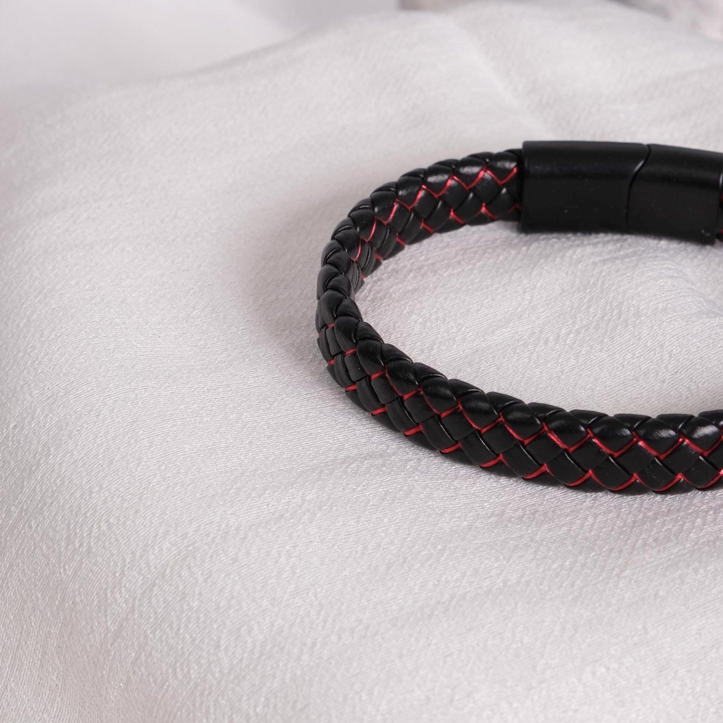 Black Leather Men's Bracelet – 22cm Minimalist Design with Red Stitching and Gold Accent