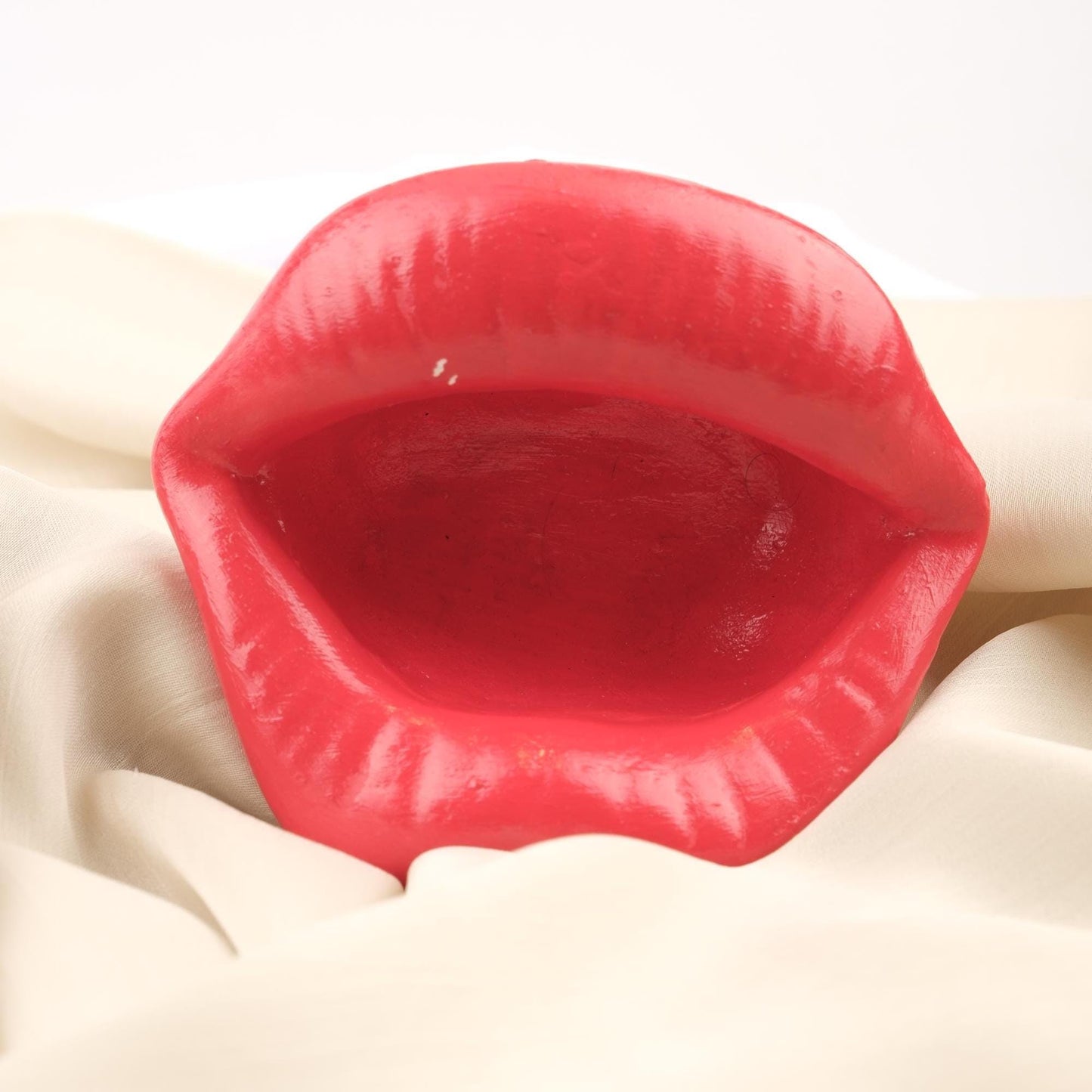 Red Lips Ashtray for Women, Bold Sexy Design, Handmade Lip-Shaped Smoking Tray, Eye-Catching Pop Art Decor Unique Gift, 6x12x11cm