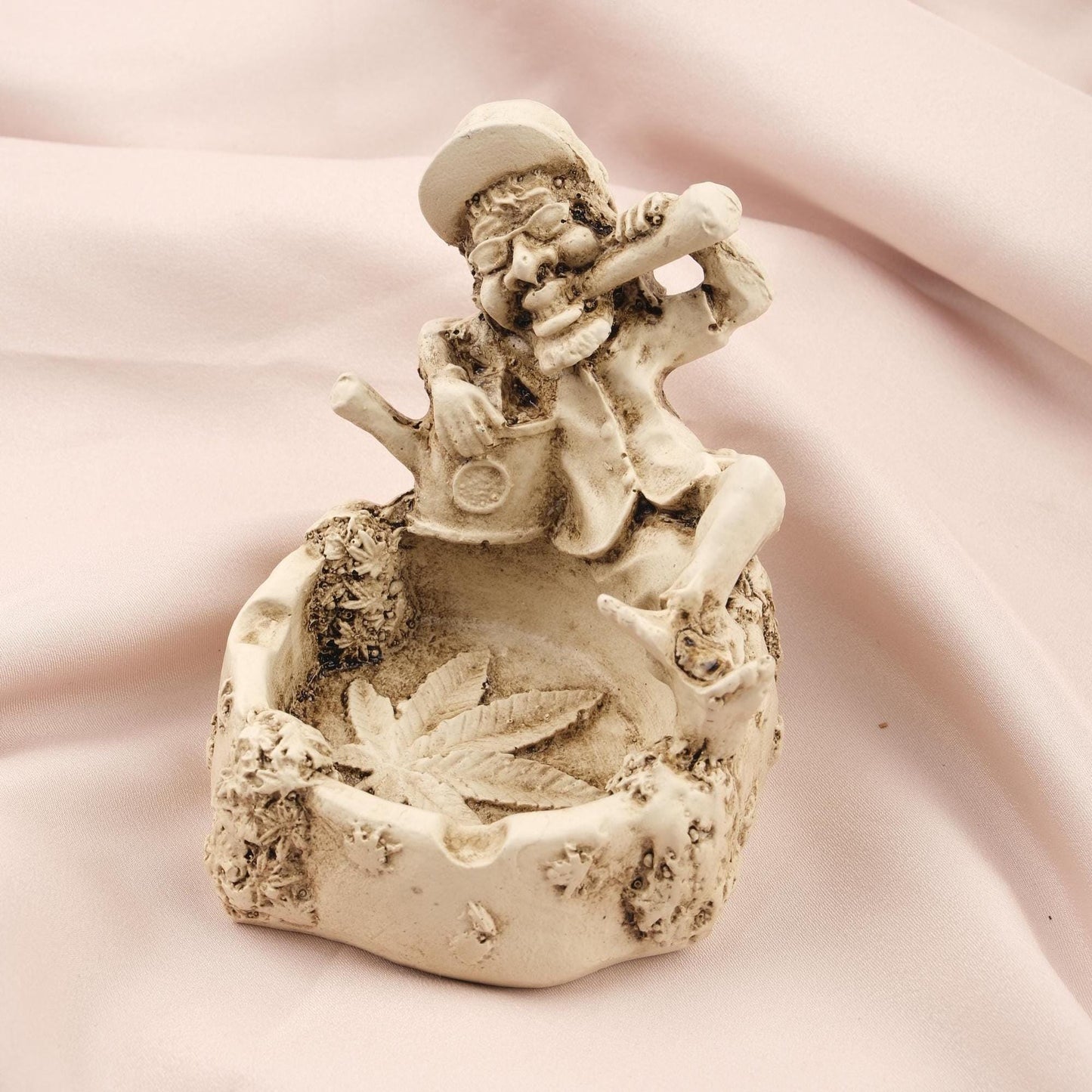 White Bob Marley Ashtray with Marijuana Leaf | 9 cm and 3.5 in Mini Reggae Ashtray for Smokers, Rasta Decor, Unique Cigarette Lid