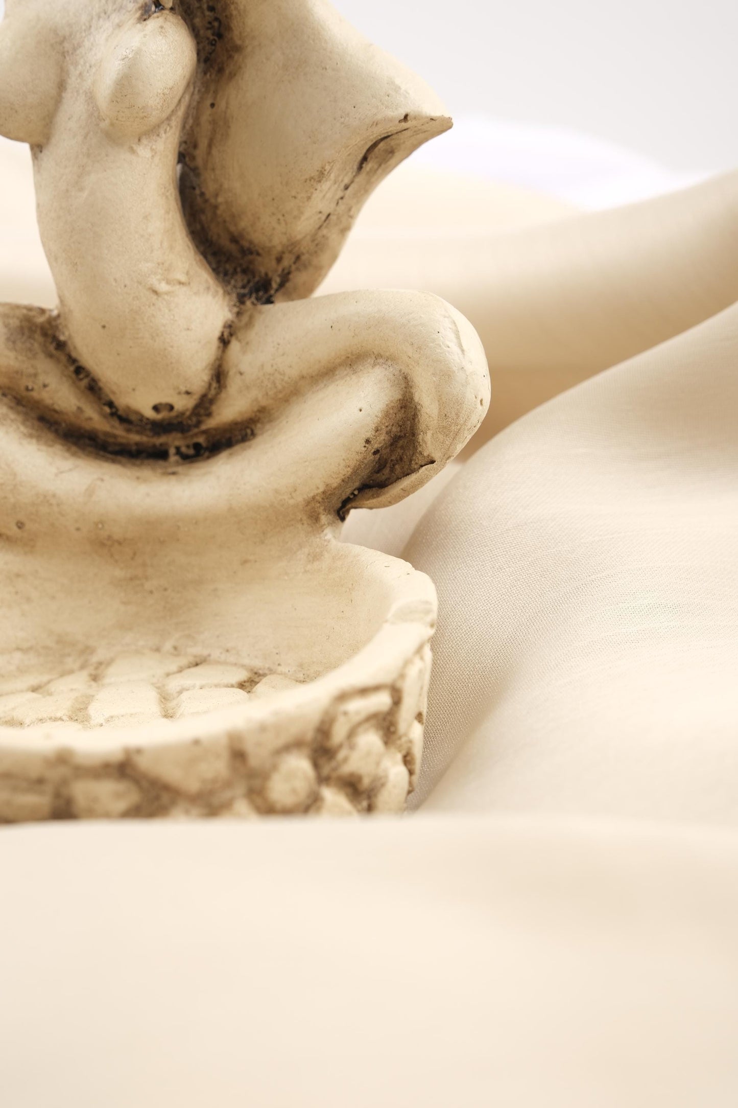 Embrace Couple Ashtray, Exotic Sensual Sculpture for Smokers, Handmade Romantic Tray Artistic Gift for Home, 12.5x9x9.5cm White