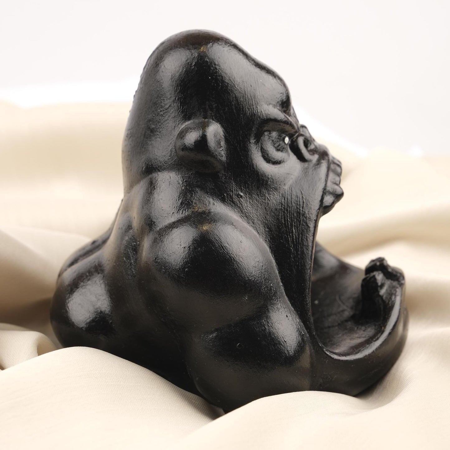 Black Gorilla Ashtray, Bold Wild Animal Head Design, Fierce Jungle Decor Piece for Smokers Handmade Beast Style Gift, 13x13x13cm