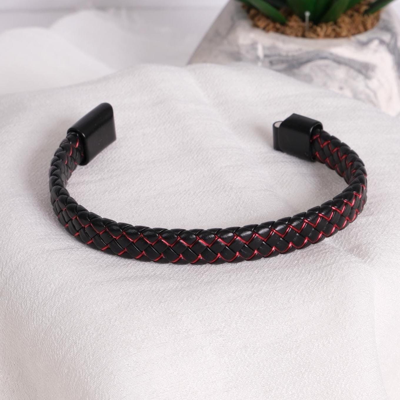 Black Leather Men's Bracelet – 22cm Minimalist Design with Red Stitching and Gold Accent