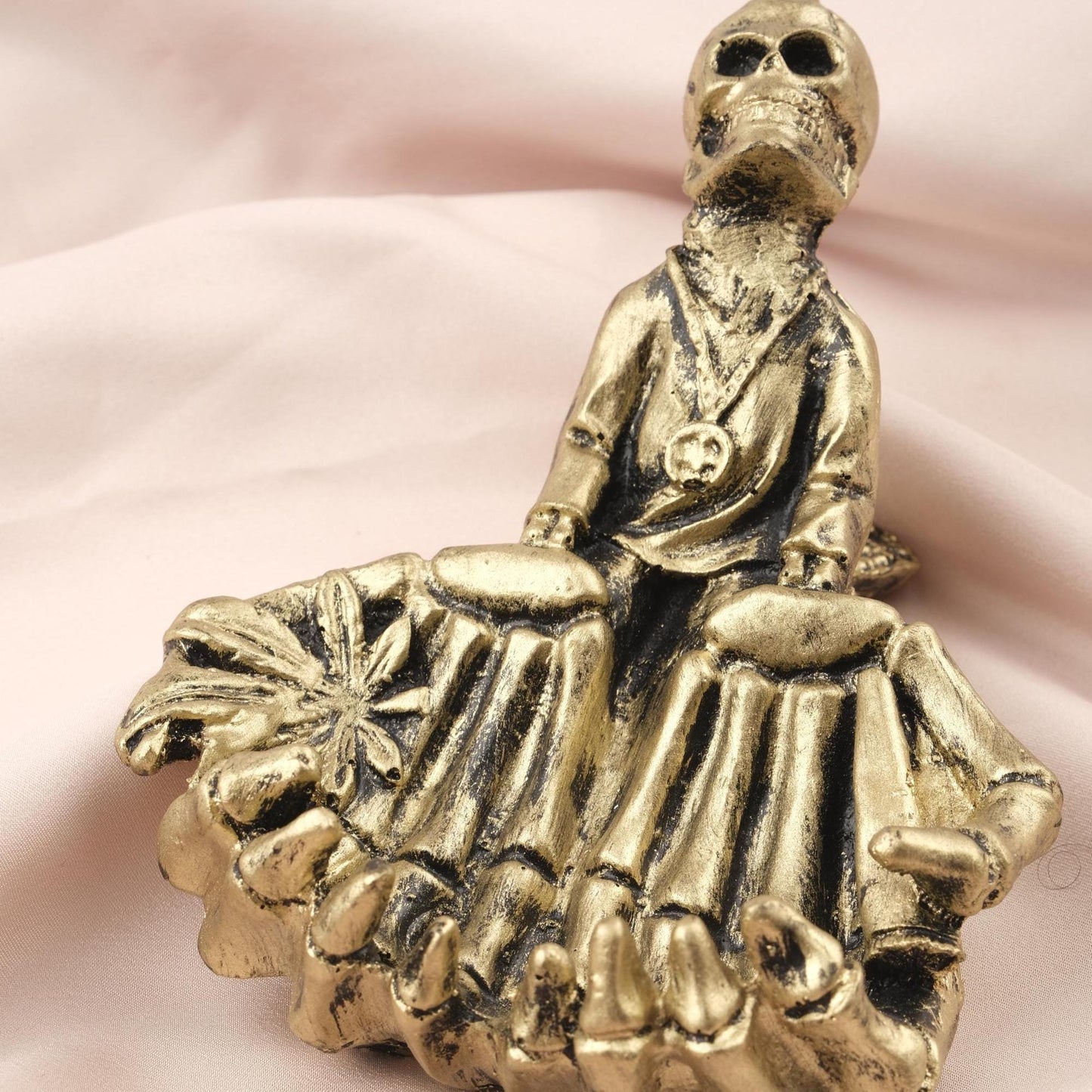 Exotic Skeleton Ashtray in Resin | Unique Smoking Accessories for Hippie Lovers, Marijuana Leaf Cigarette Lid, Cigar Ash Tray, Unique Gift