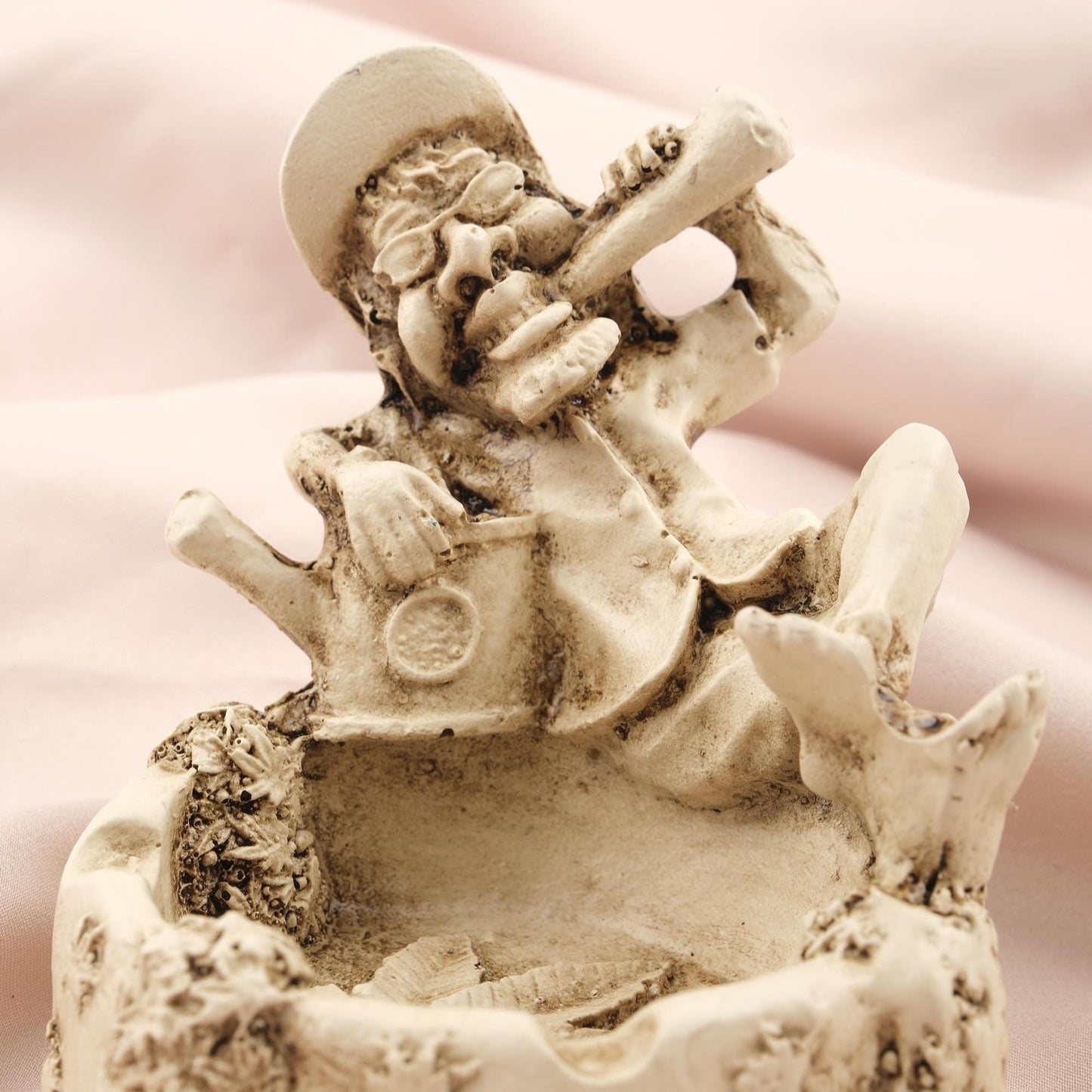 White Bob Marley Ashtray with Marijuana Leaf | 9 cm and 3.5 in Mini Reggae Ashtray for Smokers, Rasta Decor, Unique Cigarette Lid