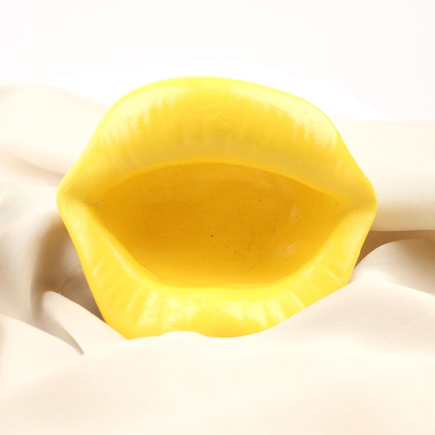 Yellow Lips Ashtray for Women, Bold Modern Pop Art Smoking Dish, Unique Lip Design Accent Piece Handmade Retro Gift Idea, 6x12x11cm