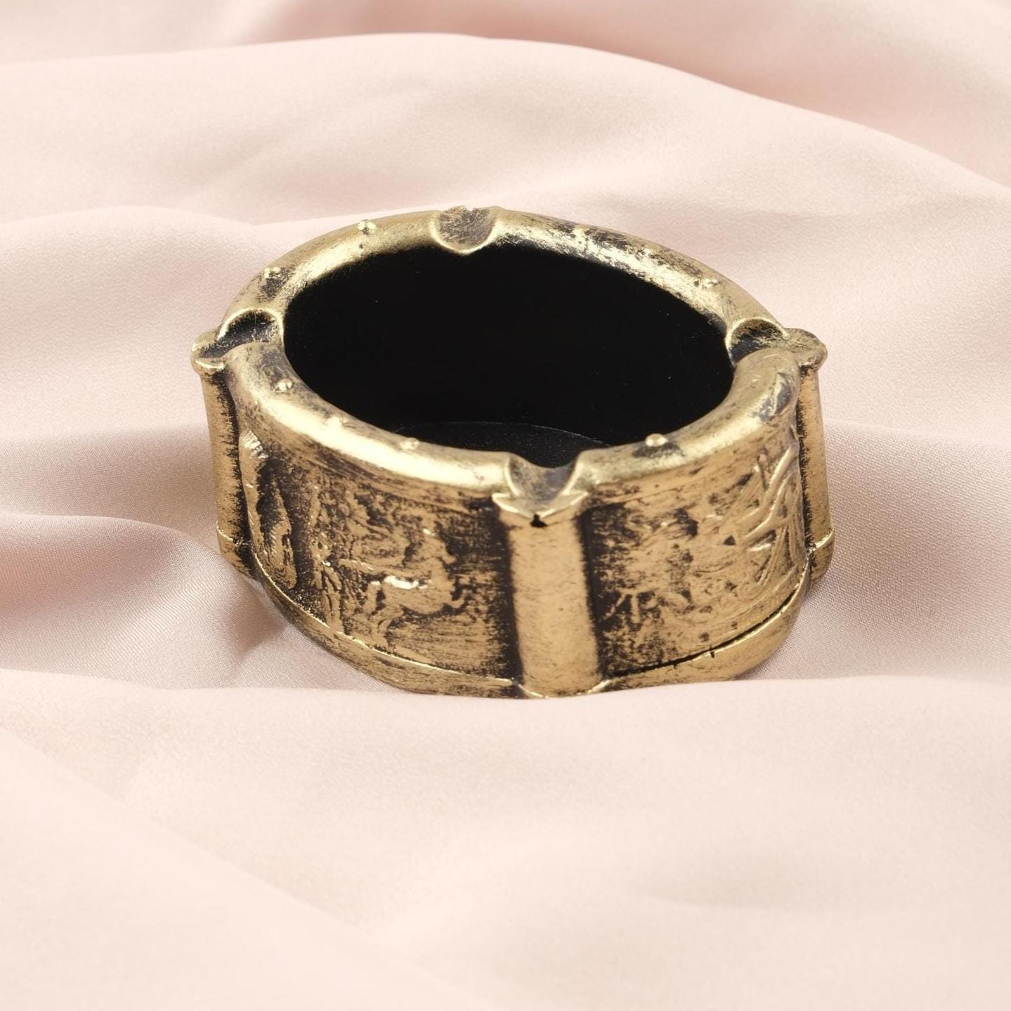 Black and Gold Pharoah Ashtray in Resin, Unique Egyptian Smoking Accessories, Ash Catcher for Smokers, Mini Portable Outdoor Ashtray