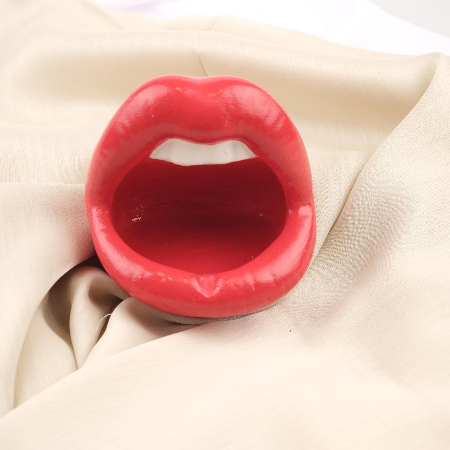 Red Lips Ashtray with Teeth, Bold Pop Art Style Mouth Tray, Handmade Funky Gift for Women Smokers Unique Design Accent, 11x12x10cm