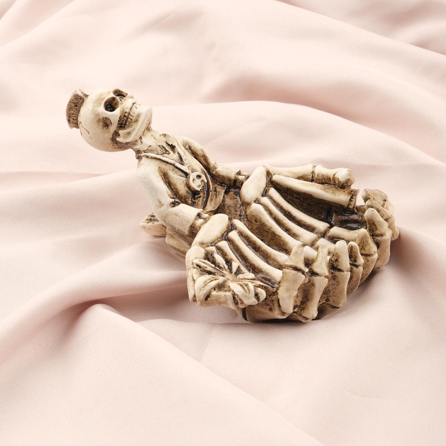 Skull & Marijuana Leaf Ashtray in White, Gothic and Hippie Gift for Smokers | Vintage Cigarette Lid | Skeleton | Unique Smoking Accessories