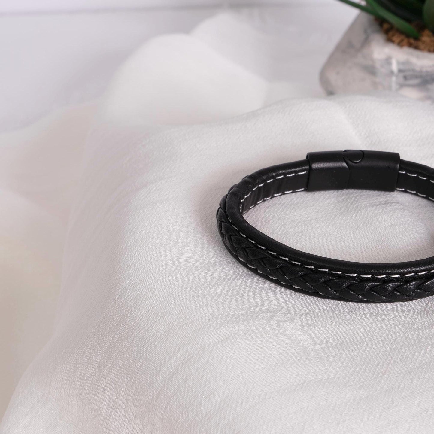 Minimal Black and White Leather Men's Bracelet – 22cm Genuine Leather with Sleek White Braided Design