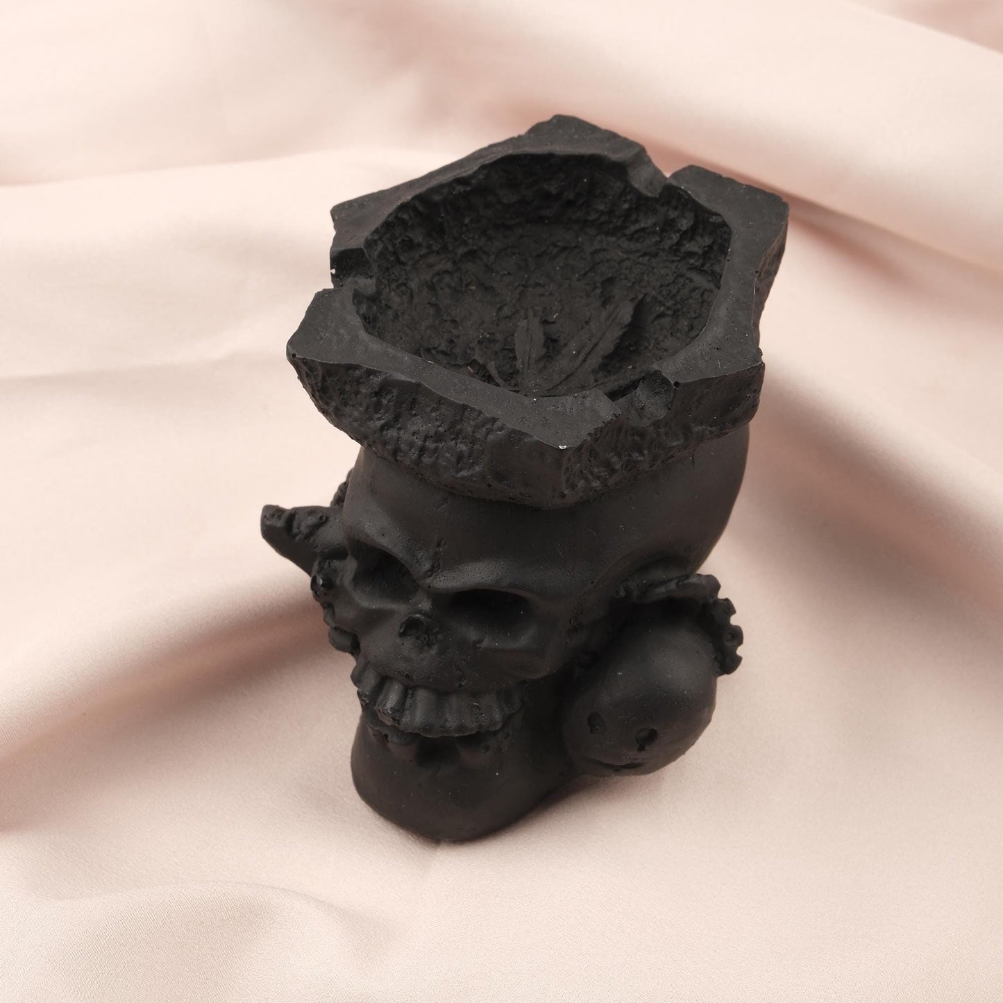 Marijuana Leaf & Skull Ashtray in Black, Unique Hippie Cigarette Lid for Smokers, Smoking Accessories for Husband, Authentic Home Decor
