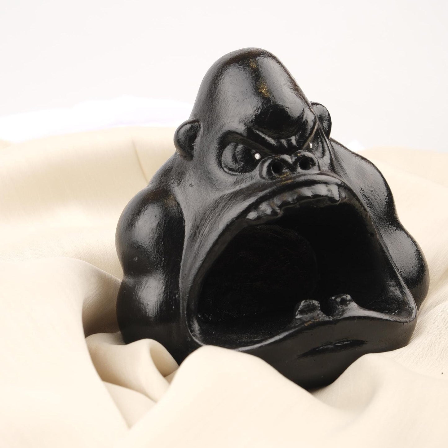 Black Gorilla Ashtray, Bold Wild Animal Head Design, Fierce Jungle Decor Piece for Smokers Handmade Beast Style Gift, 13x13x13cm