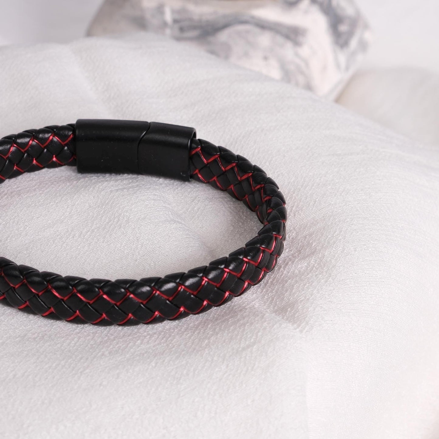 Black Leather Men's Bracelet – 22cm Minimalist Design with Red Stitching and Gold Accent