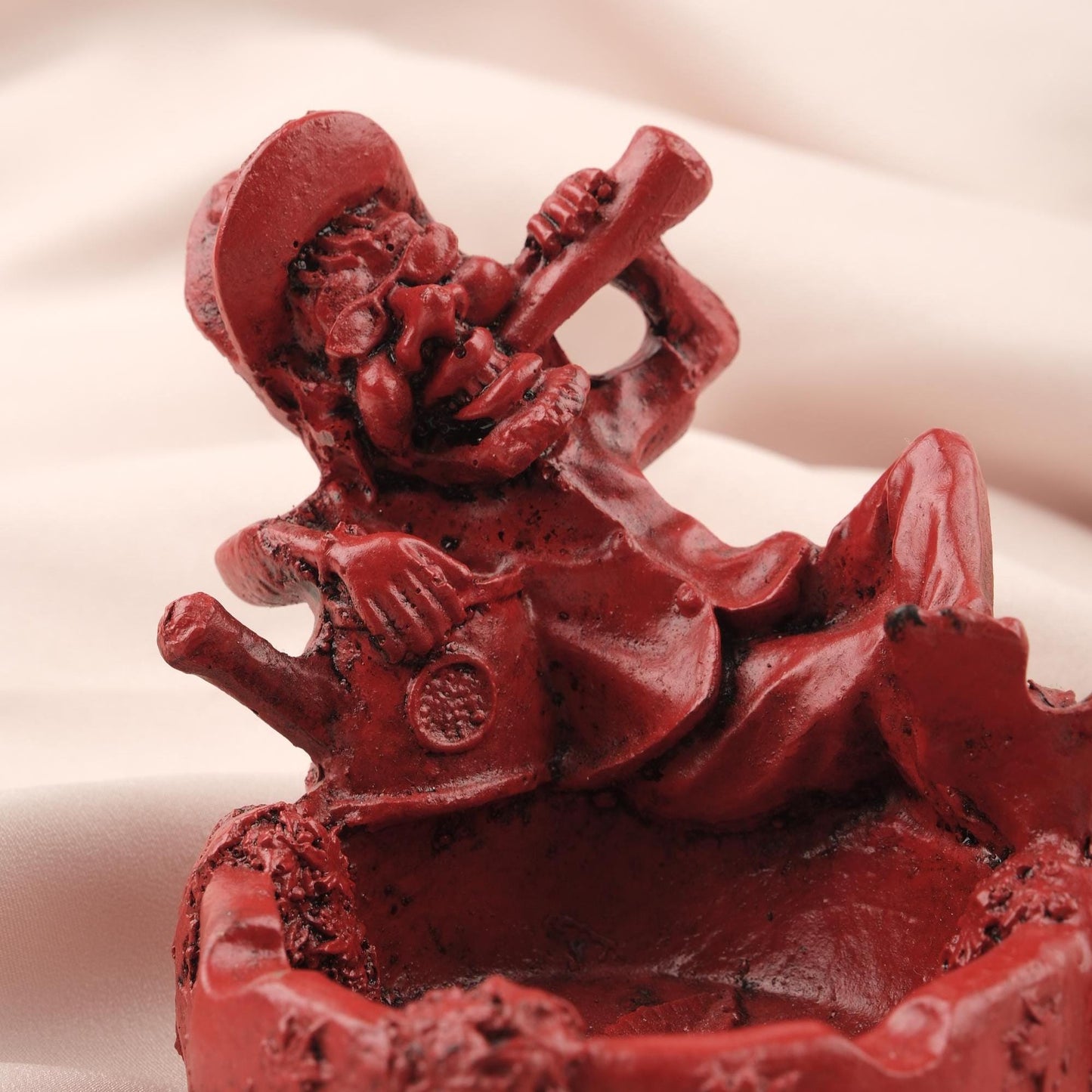 Red Bob Marley Ashtray with Marijuana Leaf | 9 cm and 3.5 in , Mini Resin Ashtray for Smokers, Reggae Decor, Unique Cigarette Lid & Holder