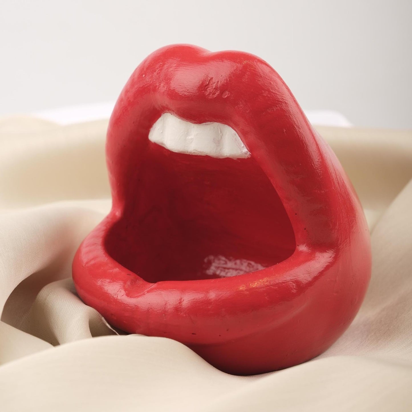 Red Lips Ashtray with Teeth, Bold Pop Art Style Mouth Tray, Handmade Funky Gift for Women Smokers Unique Design Accent, 11x12x10cm