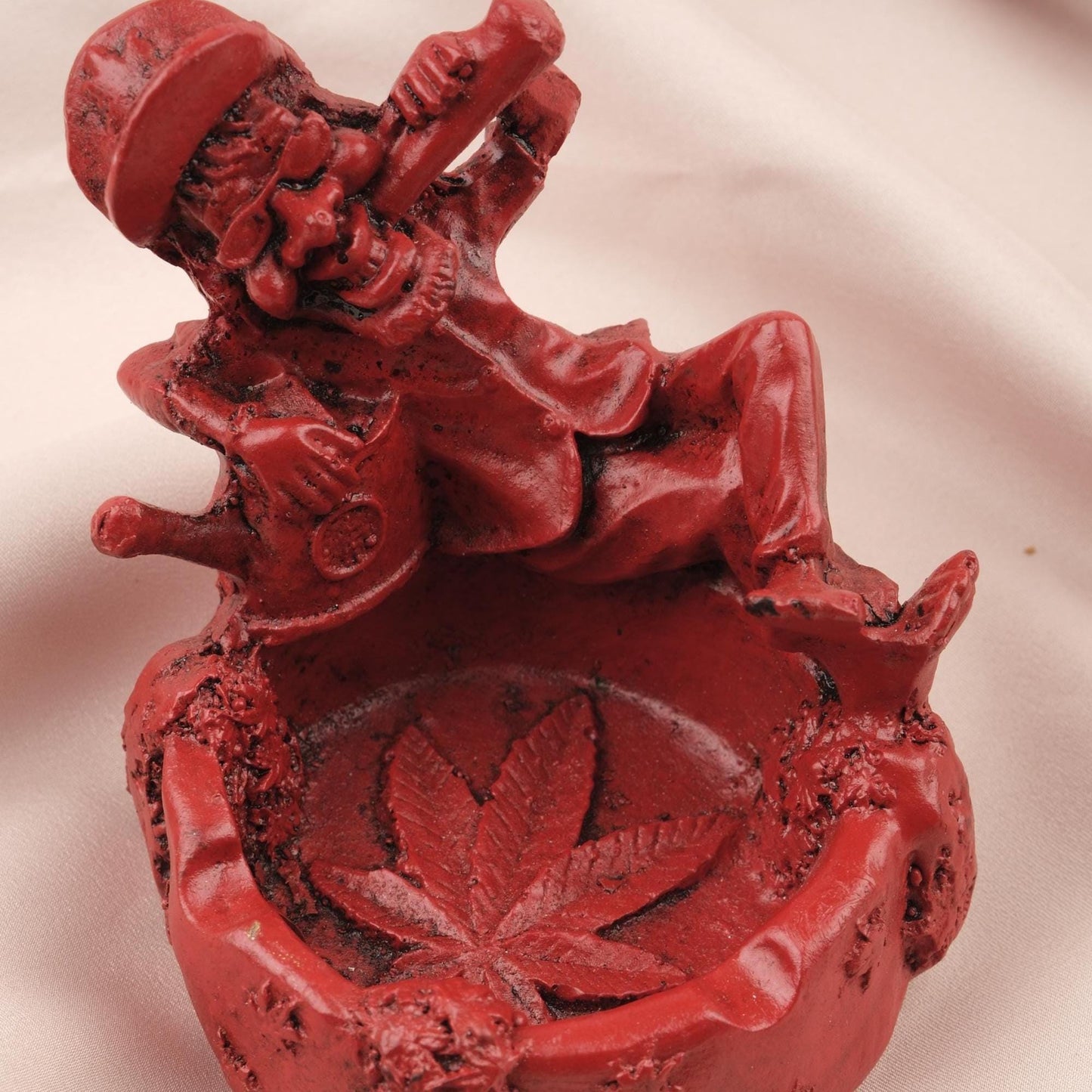Red Bob Marley Ashtray with Marijuana Leaf | 9 cm and 3.5 in , Mini Resin Ashtray for Smokers, Reggae Decor, Unique Cigarette Lid & Holder