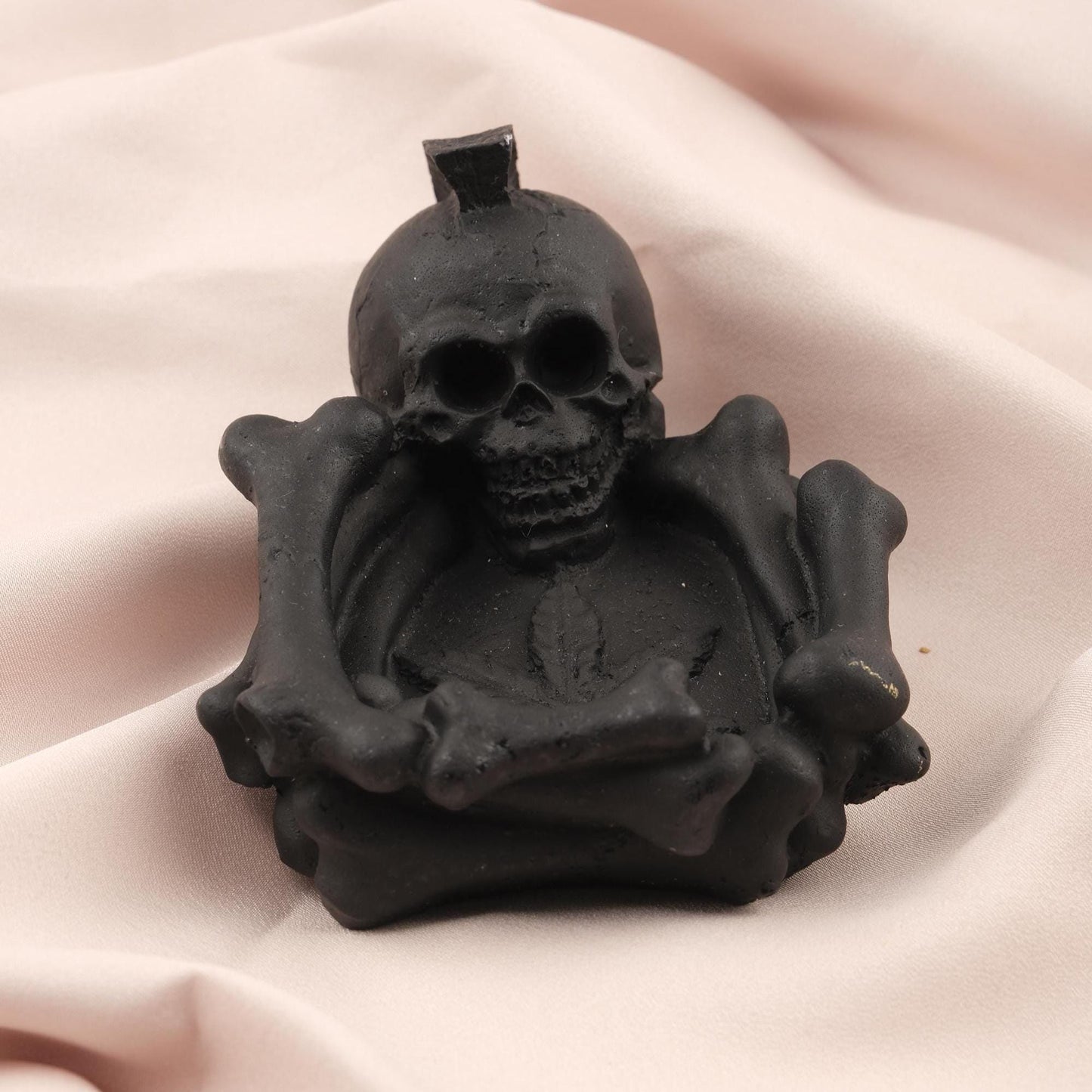 Marijuana Leaf & Skeleton Mini Ashtray , 12.5 cm and 5 in | Gladiator Skull Design, Unique Resin Smoking Accessory, Gothic Decor Gift