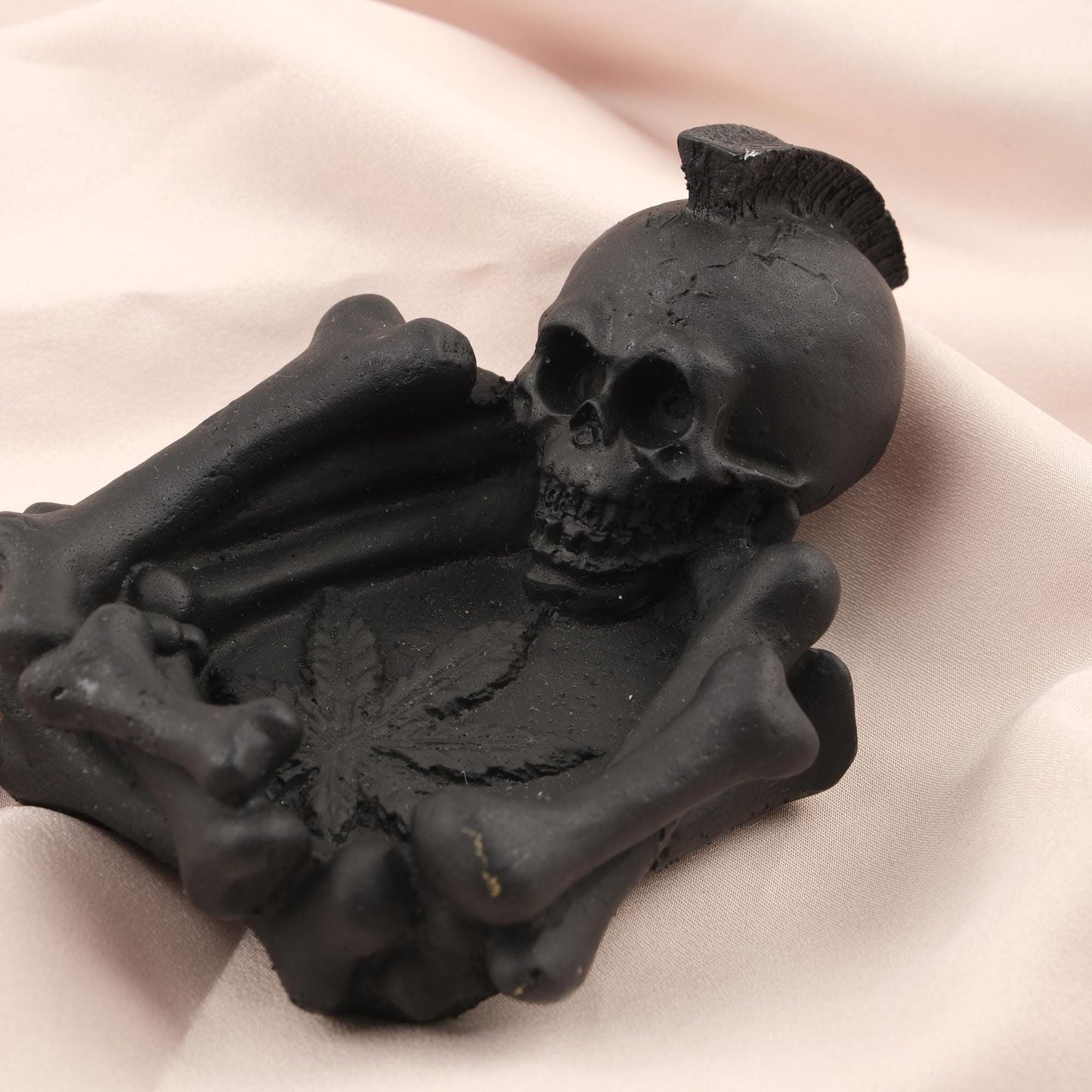 Marijuana Leaf & Skeleton Mini Ashtray , 12.5 cm and 5 in | Gladiator Skull Design, Unique Resin Smoking Accessory, Gothic Decor Gift