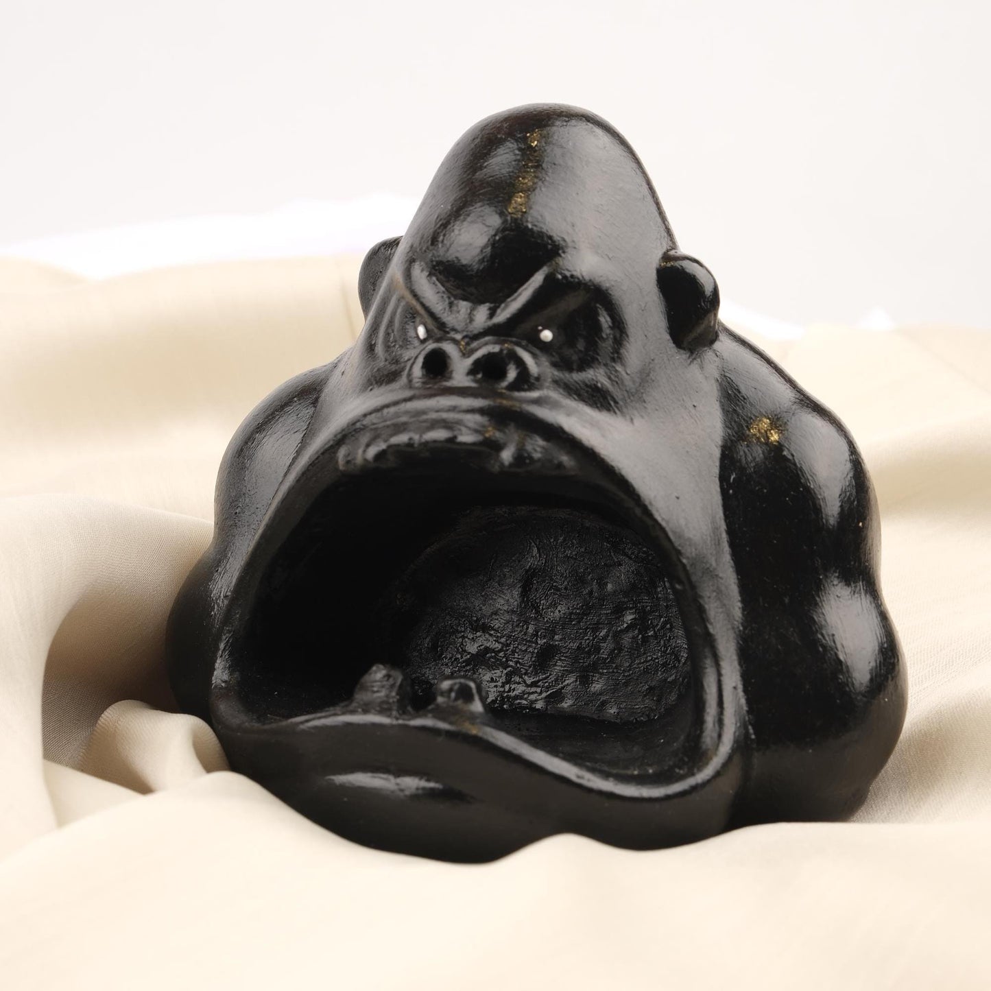 Black Gorilla Ashtray, Bold Wild Animal Head Design, Fierce Jungle Decor Piece for Smokers Handmade Beast Style Gift, 13x13x13cm