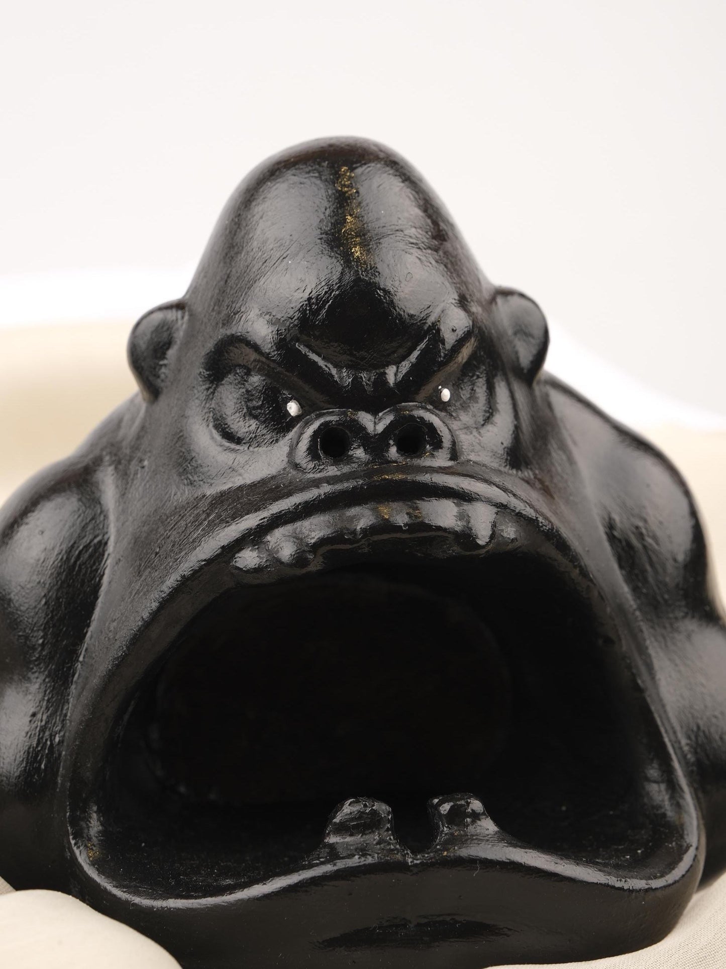 Black Gorilla Ashtray, Bold Wild Animal Head Design, Fierce Jungle Decor Piece for Smokers Handmade Beast Style Gift, 13x13x13cm