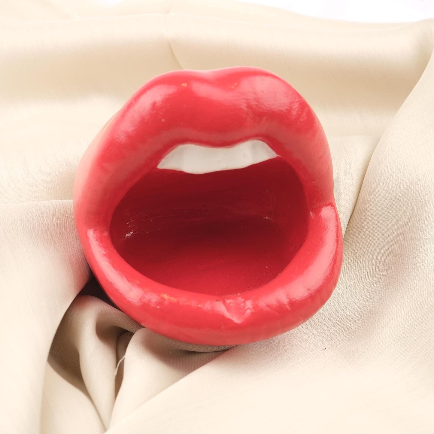 Red Lips Ashtray with Teeth, Bold Pop Art Style Mouth Tray, Handmade Funky Gift for Women Smokers Unique Design Accent, 11x12x10cm