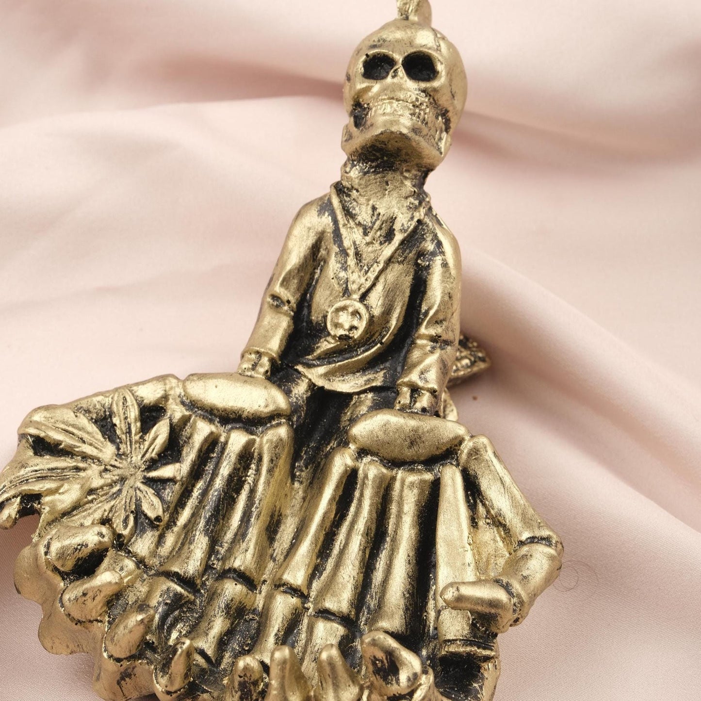Exotic Skeleton Ashtray in Resin | Unique Smoking Accessories for Hippie Lovers, Marijuana Leaf Cigarette Lid, Cigar Ash Tray, Unique Gift