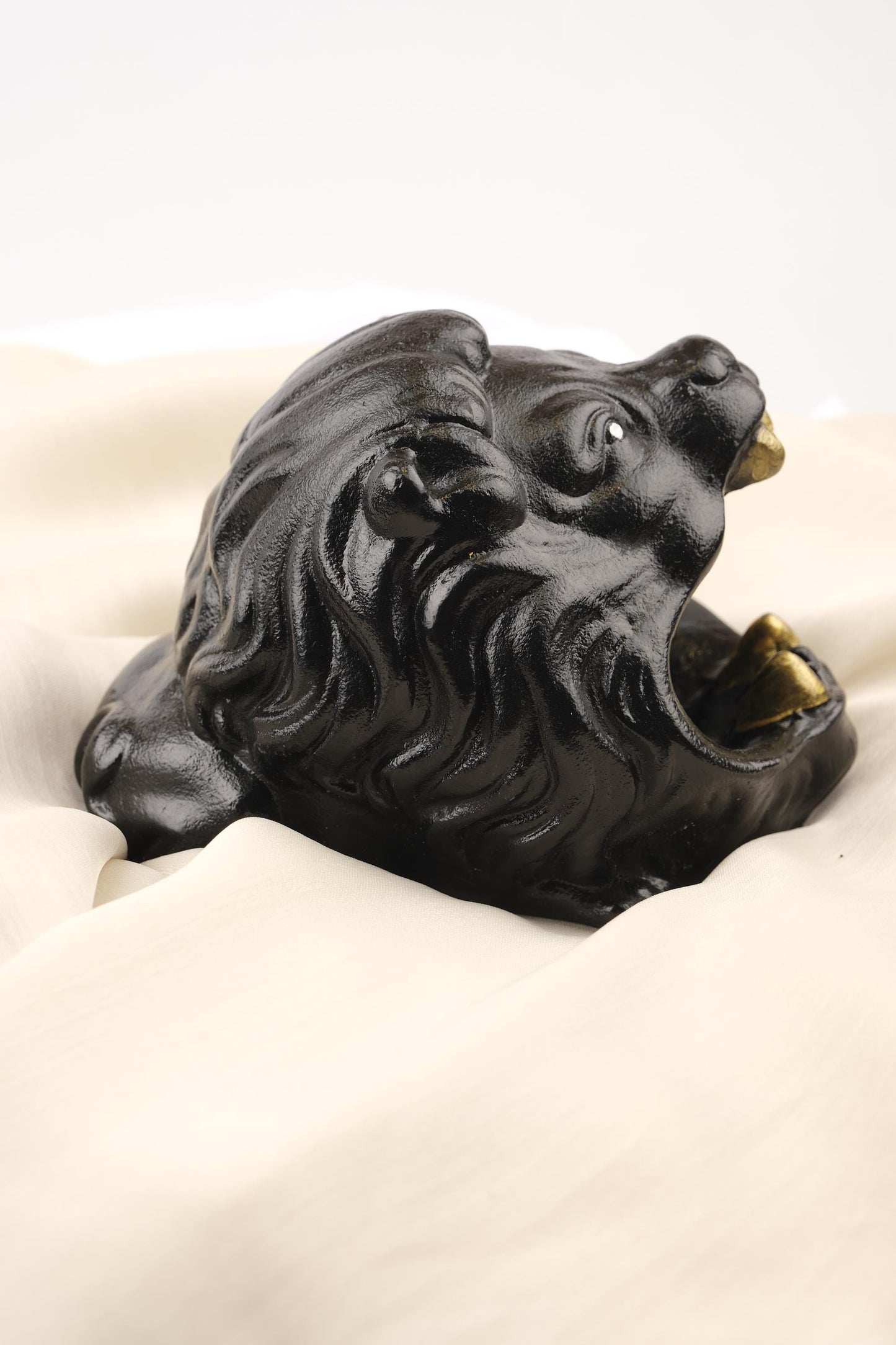 Roaring Lion Ashtray, Fierce Jungle Beast Design with Golden Fangs, Bold Handmade Smoking Tray Powerful Gift Idea, 16x12x9.5cm Black