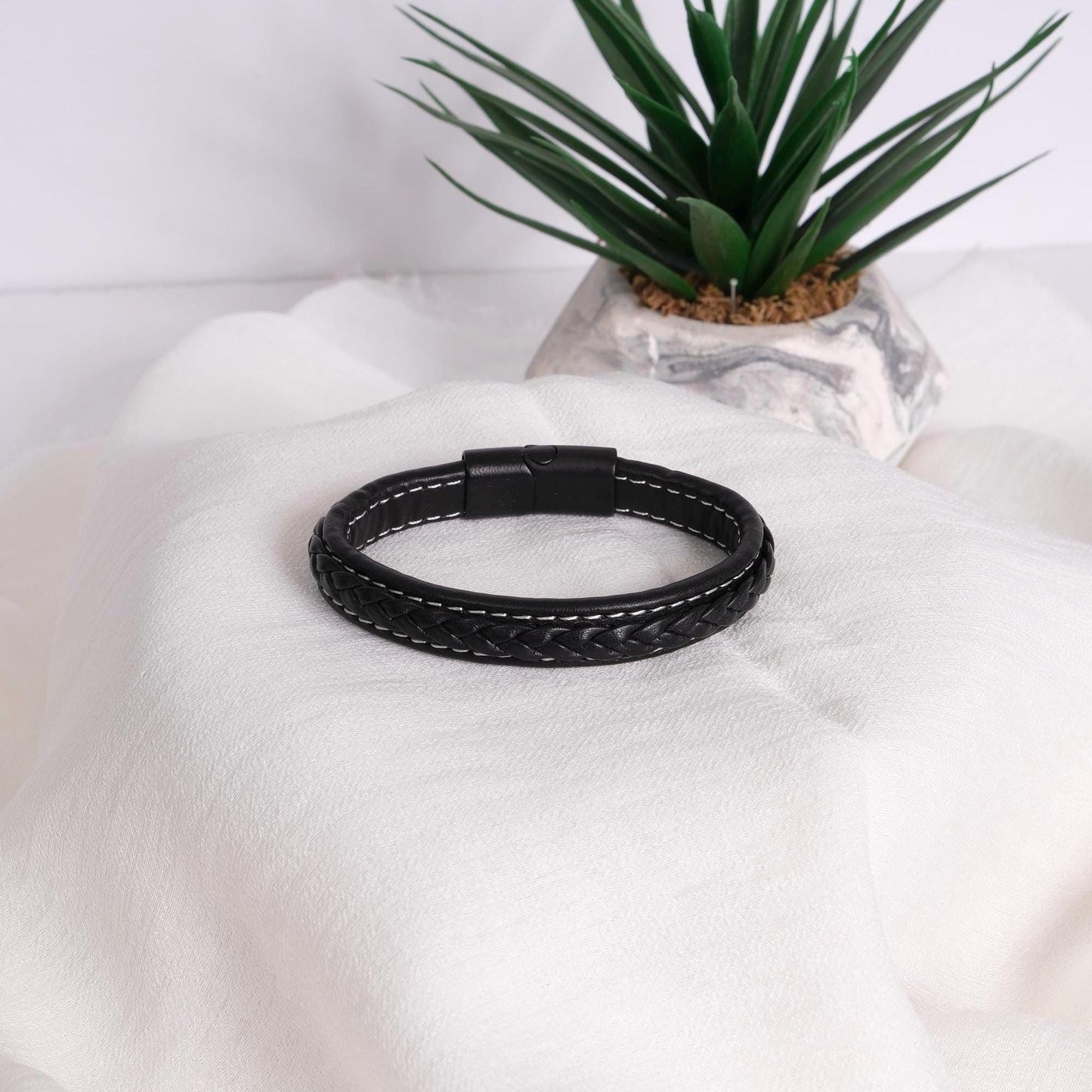 Minimal Black and White Leather Men's Bracelet – 22cm Genuine Leather with Sleek White Braided Design