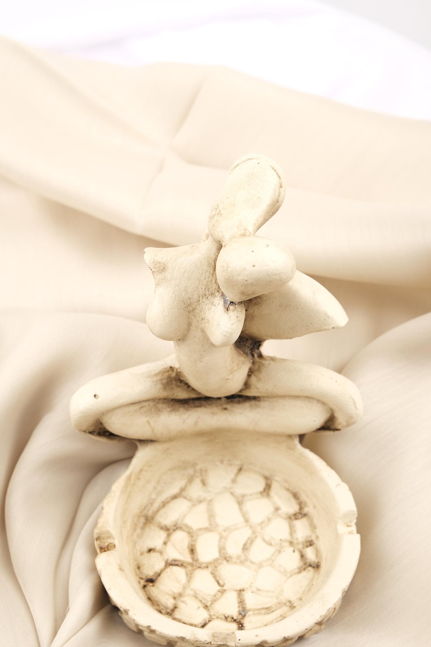 Embrace Couple Ashtray, Exotic Sensual Sculpture for Smokers, Handmade Romantic Tray Artistic Gift for Home, 12.5x9x9.5cm White