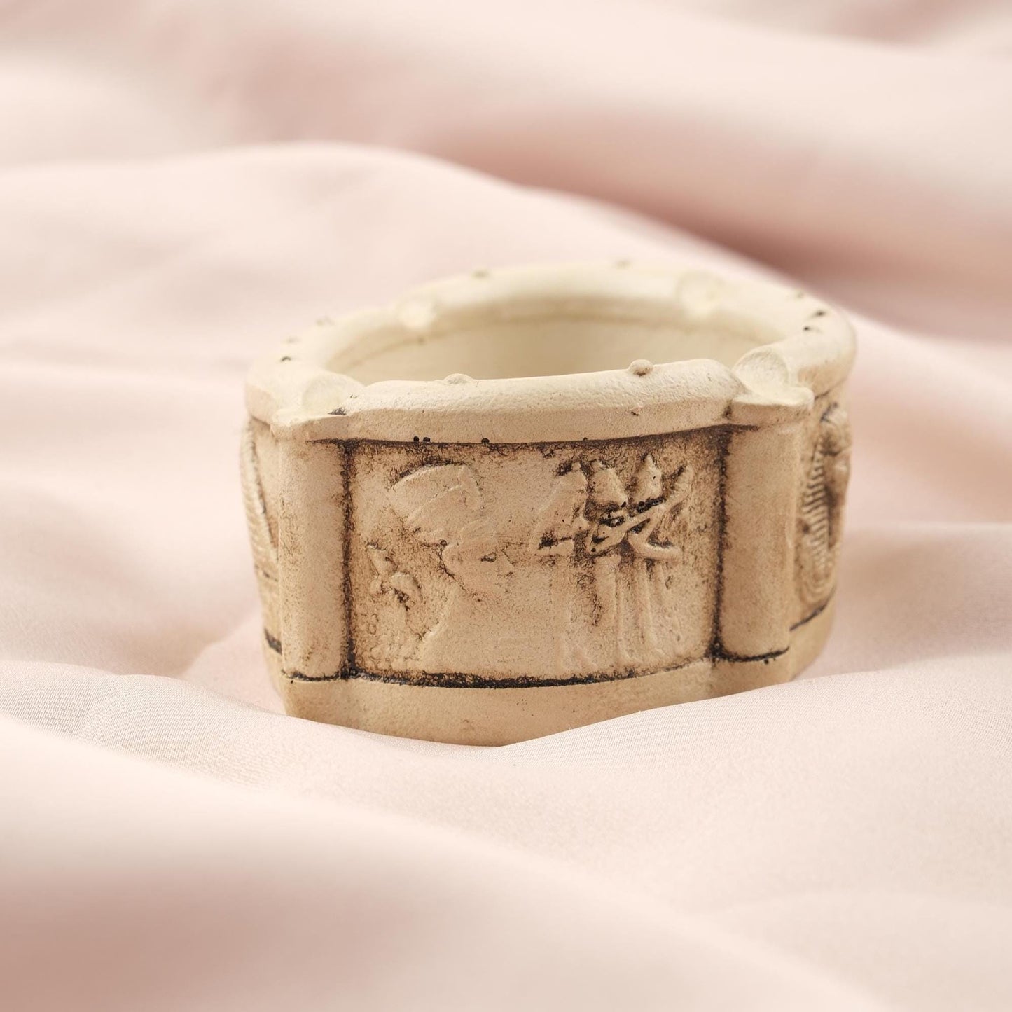 White Mini Pharaoh Egyptian Art Ashtray | 9 cm and 3.5 in, Small Resin Smoking Tray, Ancient Egypt Decor, Unique Smoker Gift, Cigarette Lid
