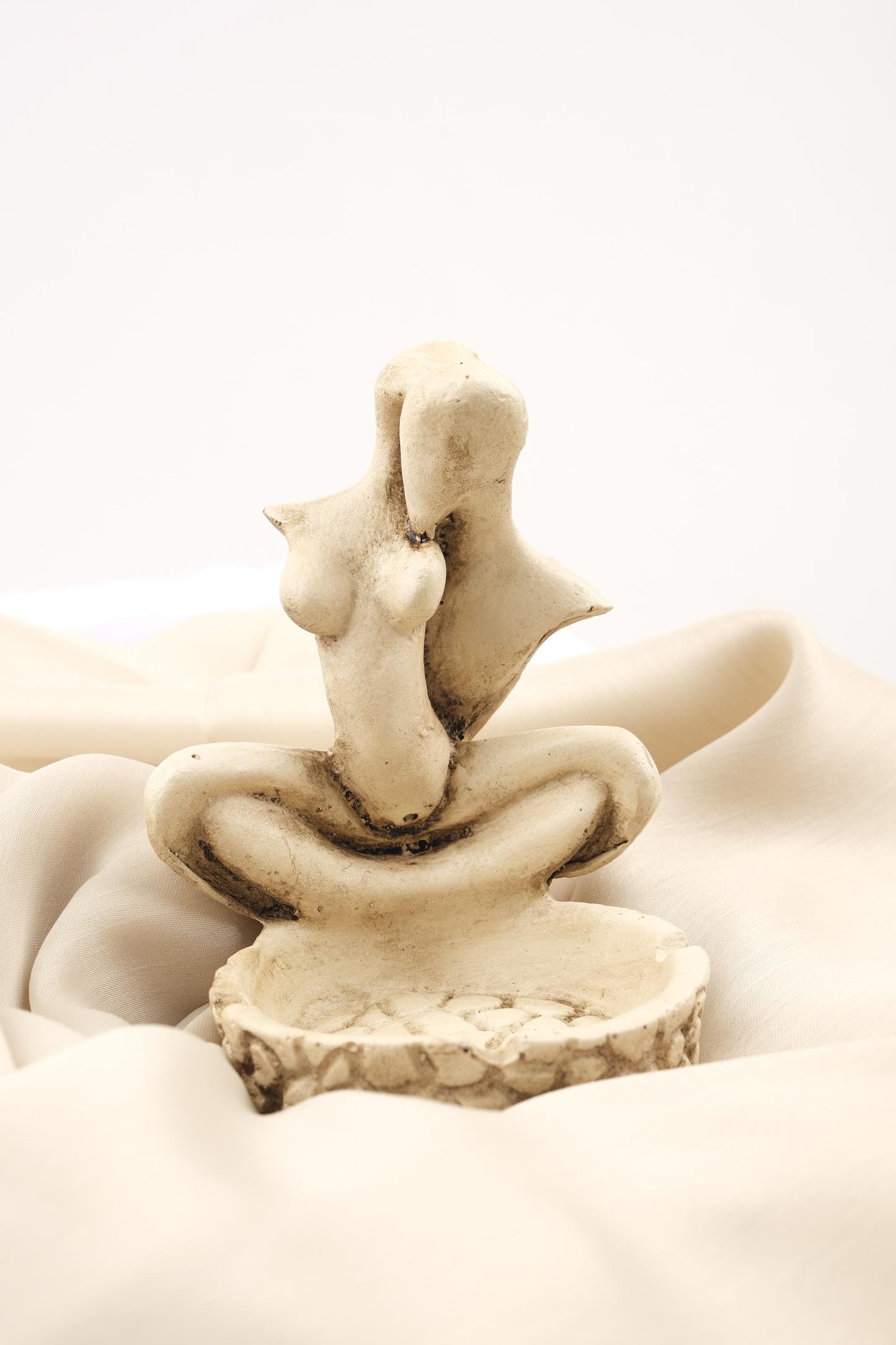 Embrace Couple Ashtray, Exotic Sensual Sculpture for Smokers, Handmade Romantic Tray Artistic Gift for Home, 12.5x9x9.5cm White