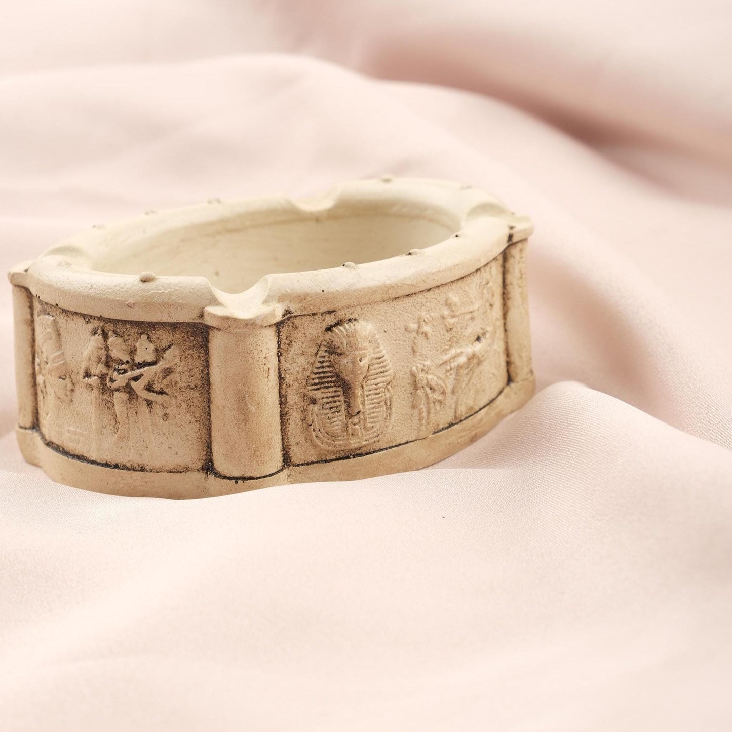 White Mini Pharaoh Egyptian Art Ashtray | 9 cm and 3.5 in, Small Resin Smoking Tray, Ancient Egypt Decor, Unique Smoker Gift, Cigarette Lid