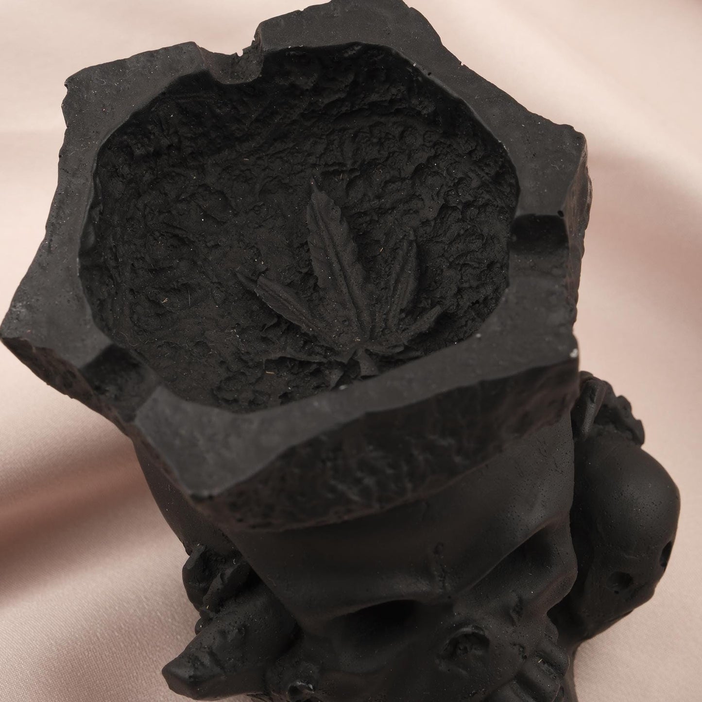 Marijuana Leaf & Skull Ashtray in Black, Unique Hippie Cigarette Lid for Smokers, Smoking Accessories for Husband, Authentic Home Decor