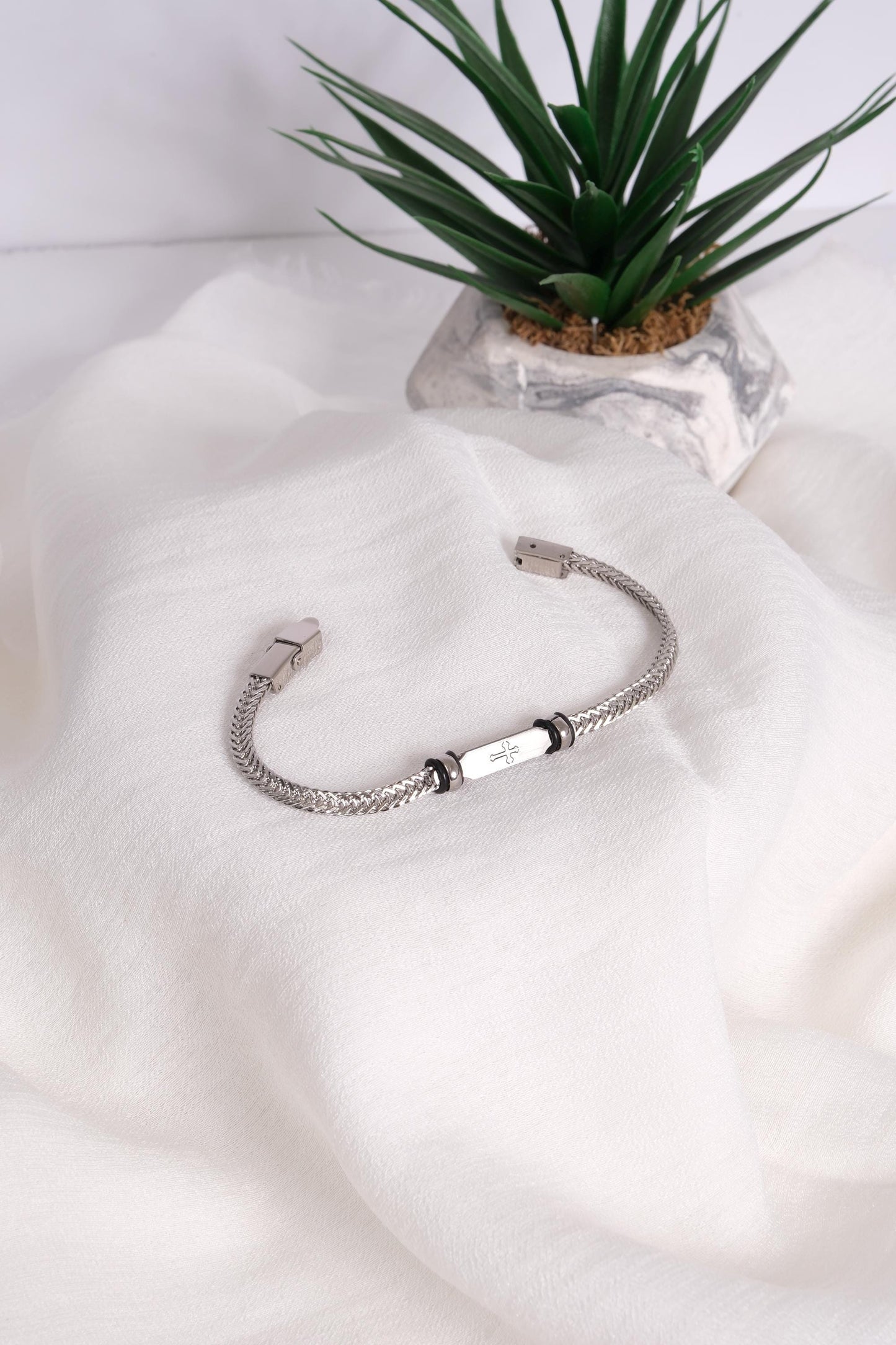 Stainless Steel Men's Bracelet with Cross Symbol – 22cm Silver-Tone Christian Jewelry, Durable Chain Style Wristband for Him