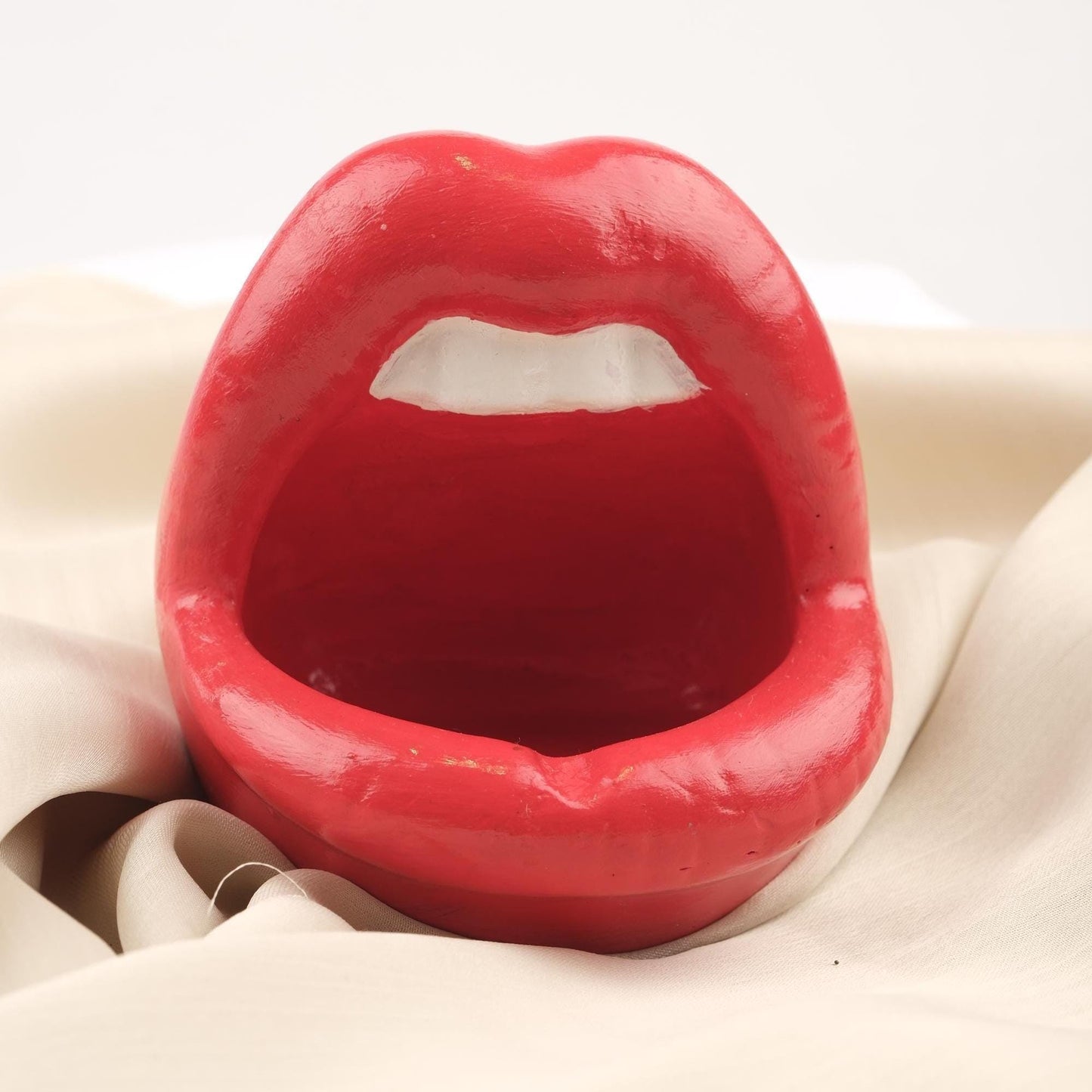 Red Lips Ashtray with Teeth, Bold Pop Art Style Mouth Tray, Handmade Funky Gift for Women Smokers Unique Design Accent, 11x12x10cm