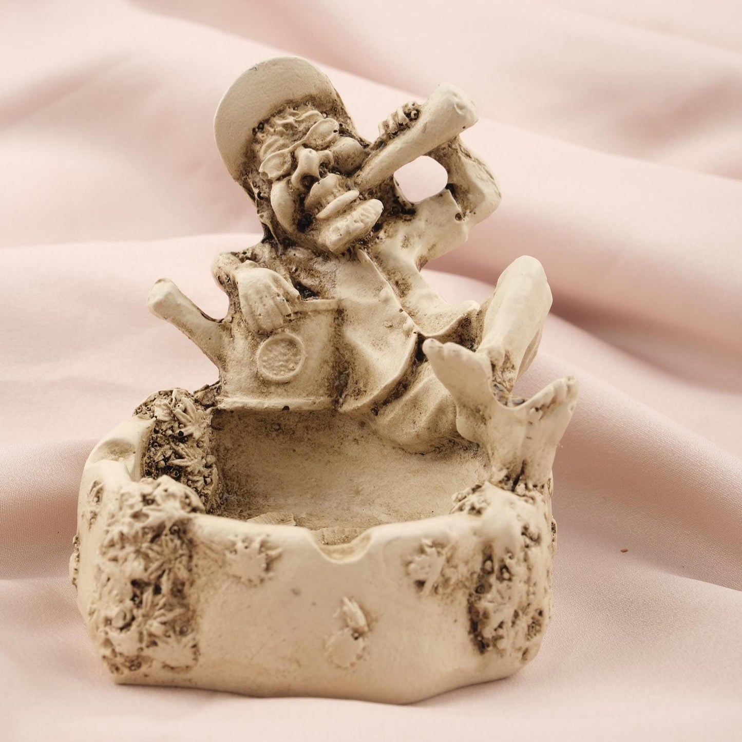 White Bob Marley Ashtray with Marijuana Leaf | 9 cm and 3.5 in Mini Reggae Ashtray for Smokers, Rasta Decor, Unique Cigarette Lid