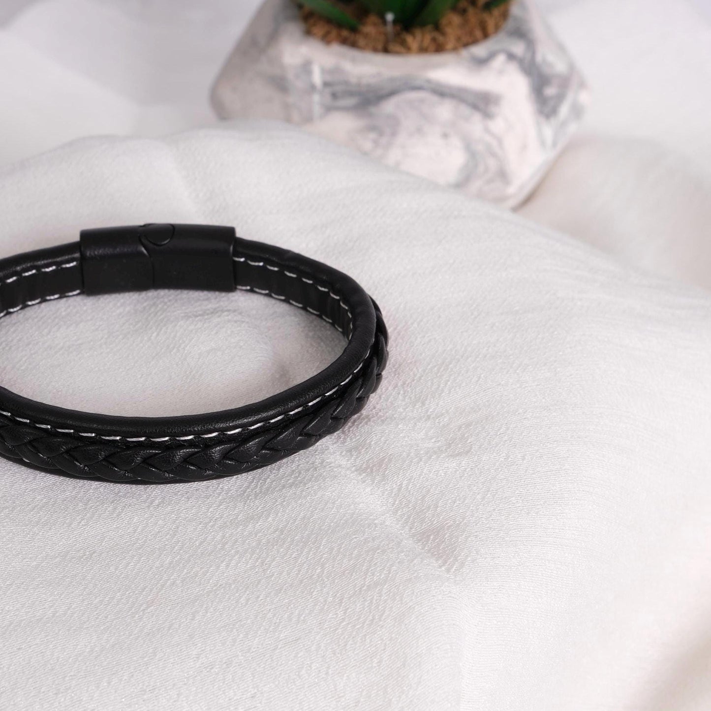 Minimal Black and White Leather Men's Bracelet – 22cm Genuine Leather with Sleek White Braided Design