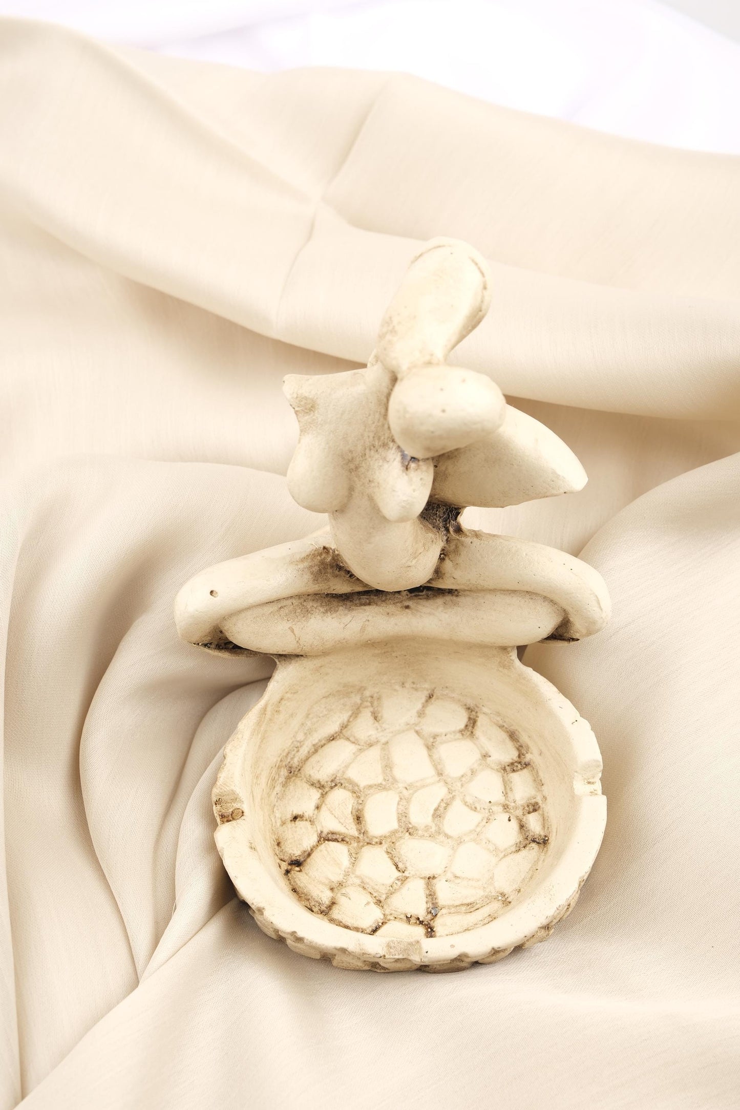 Embrace Couple Ashtray, Exotic Sensual Sculpture for Smokers, Handmade Romantic Tray Artistic Gift for Home, 12.5x9x9.5cm White