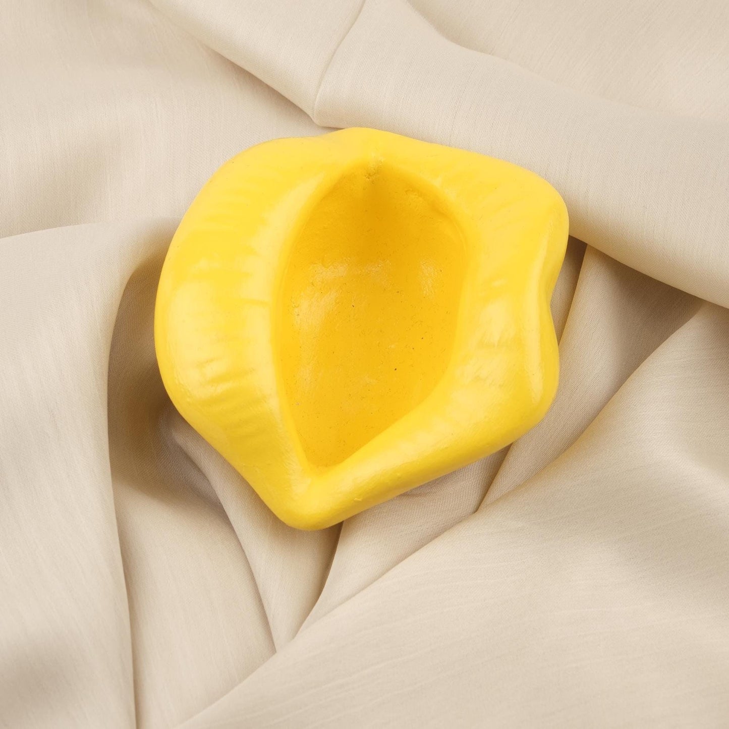 Yellow Lips Ashtray for Women, Bold Modern Pop Art Smoking Dish, Unique Lip Design Accent Piece Handmade Retro Gift Idea, 6x12x11cm