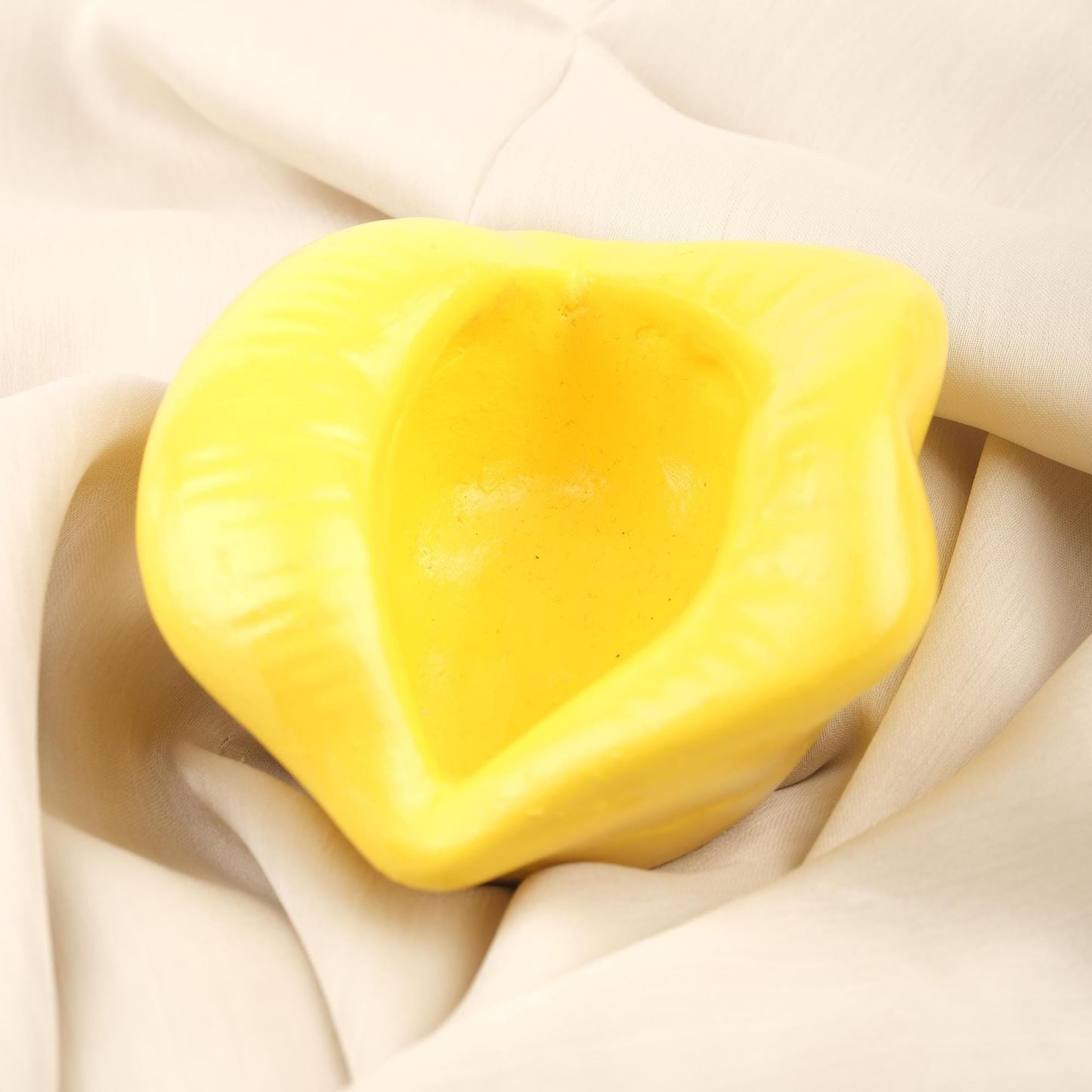 Yellow Lips Ashtray for Women, Bold Modern Pop Art Smoking Dish, Unique Lip Design Accent Piece Handmade Retro Gift Idea, 6x12x11cm