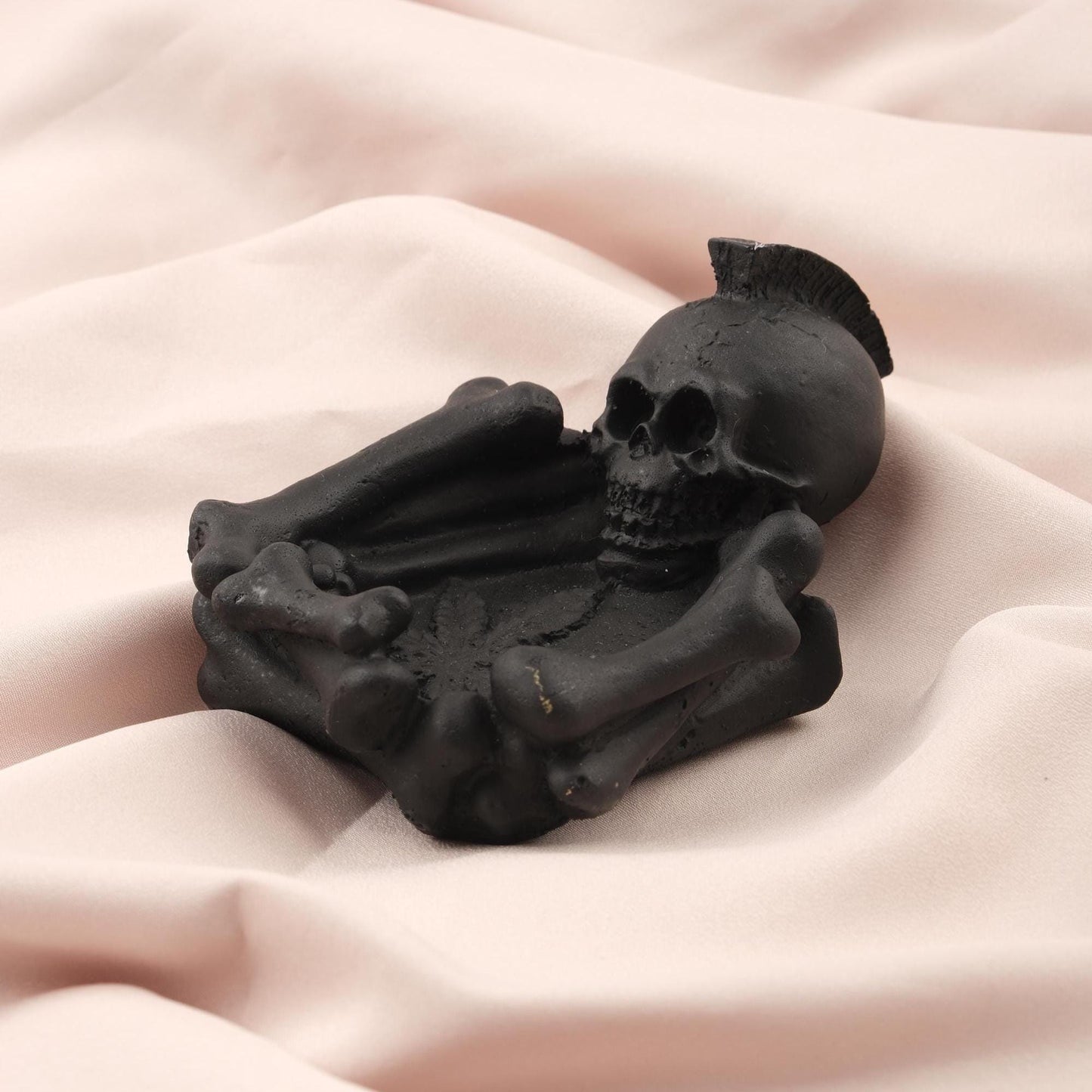 Marijuana Leaf & Skeleton Mini Ashtray , 12.5 cm and 5 in | Gladiator Skull Design, Unique Resin Smoking Accessory, Gothic Decor Gift