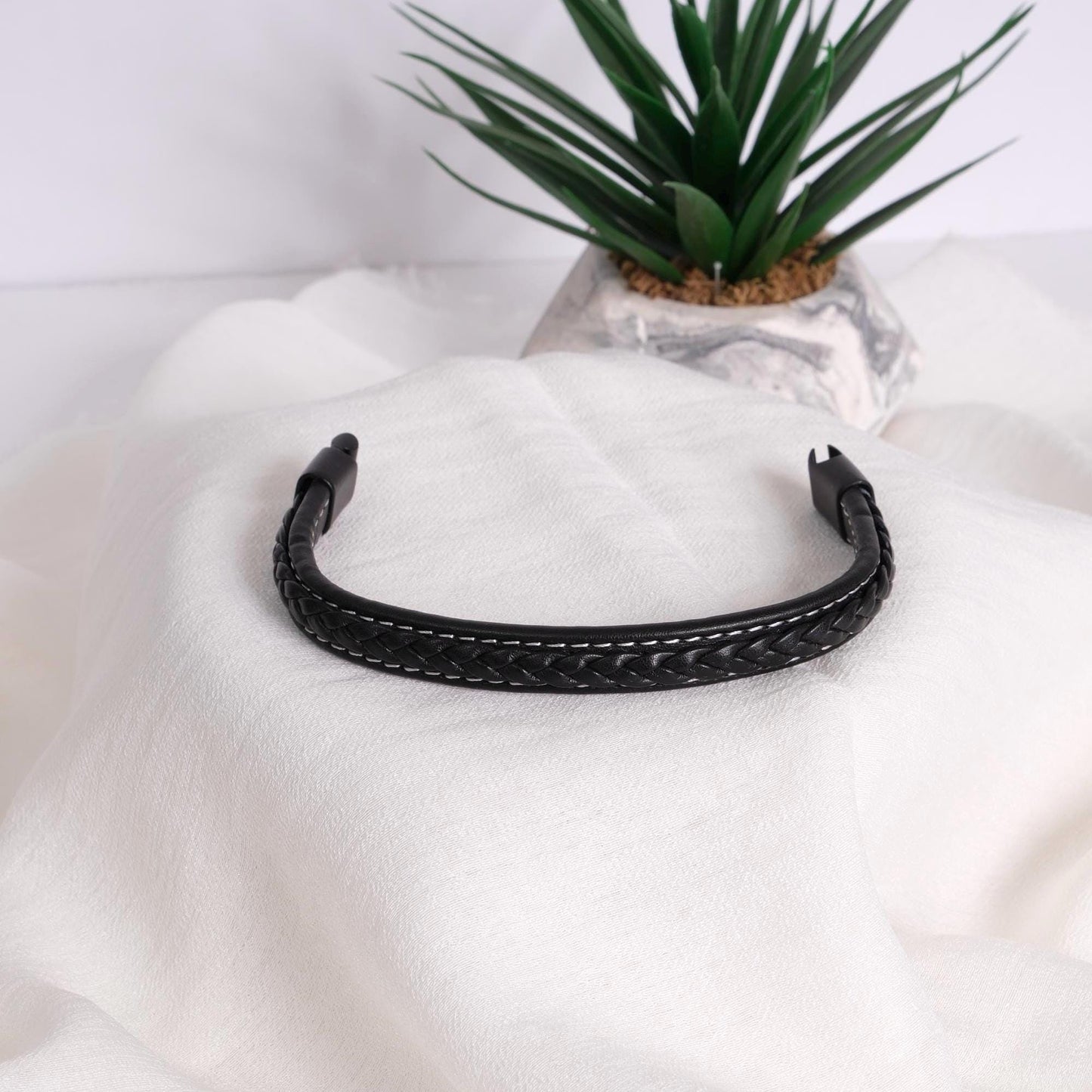 Minimal Black and White Leather Men's Bracelet – 22cm Genuine Leather with Sleek White Braided Design