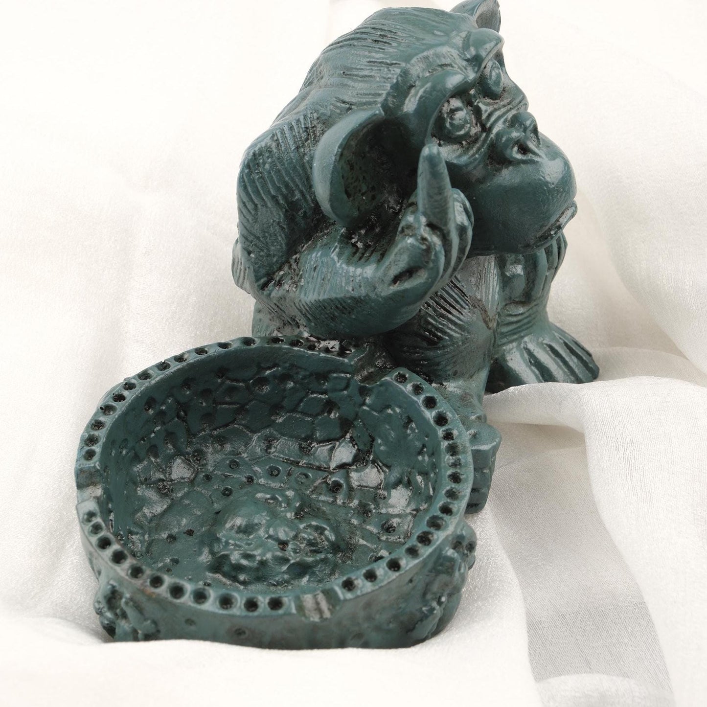 Big Middle Finger Monkey Ashtray | Mythic Funky Outdoor Ashtray Lid Gift – 15x9cm Handmade HEAVY ITEM 1LBS