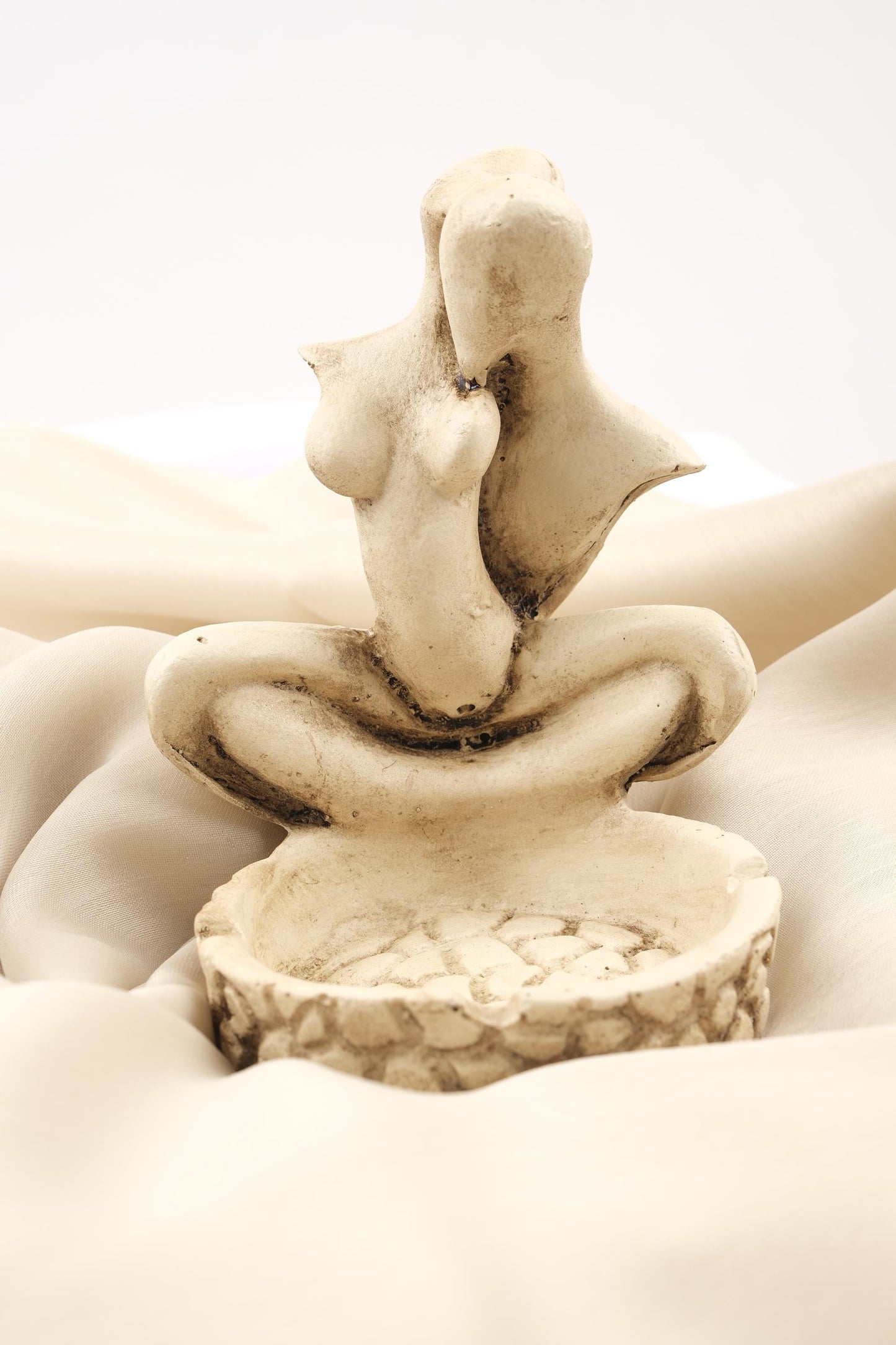 Embrace Couple Ashtray, Exotic Sensual Sculpture for Smokers, Handmade Romantic Tray Artistic Gift for Home, 12.5x9x9.5cm White
