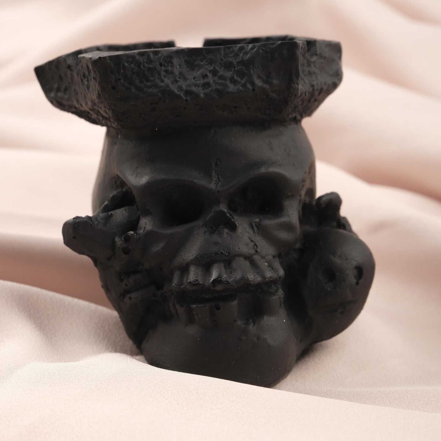 Marijuana Leaf & Skull Ashtray in Black, Unique Hippie Cigarette Lid for Smokers, Smoking Accessories for Husband, Authentic Home Decor