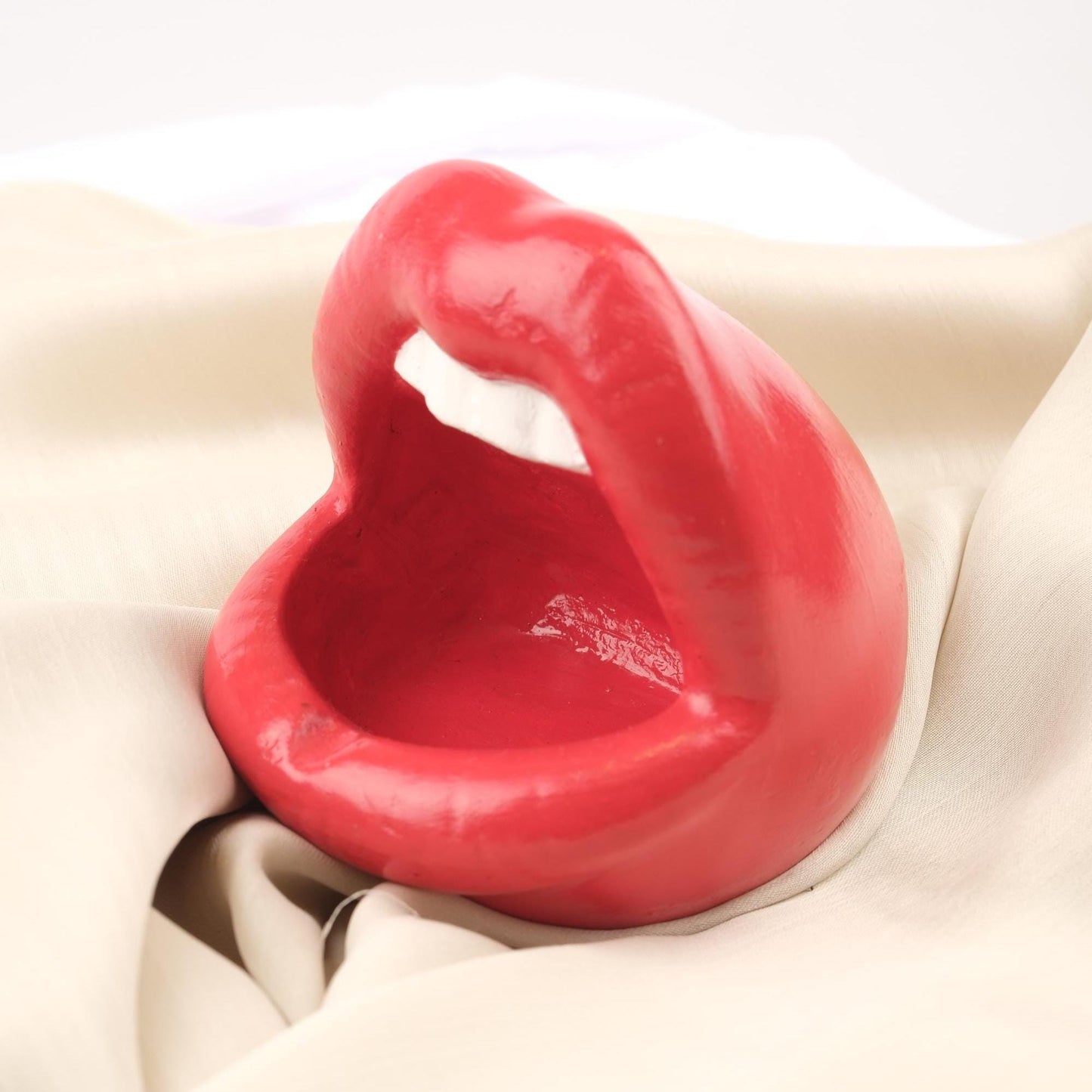 Red Lips Ashtray with Teeth, Bold Pop Art Style Mouth Tray, Handmade Funky Gift for Women Smokers Unique Design Accent, 11x12x10cm