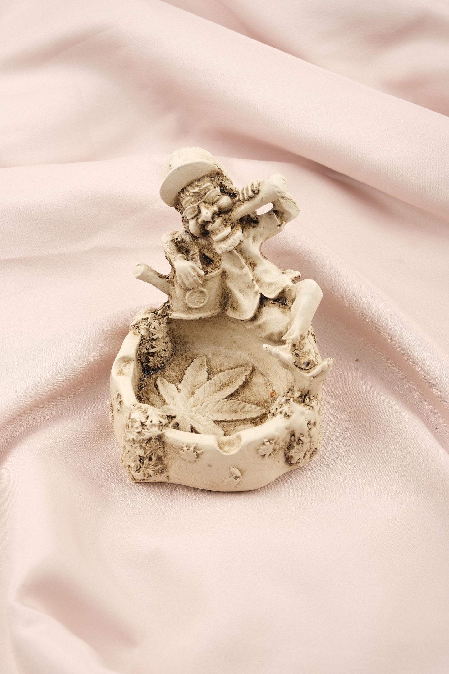 White Bob Marley Ashtray with Marijuana Leaf | 9 cm and 3.5 in Mini Reggae Ashtray for Smokers, Rasta Decor, Unique Cigarette Lid